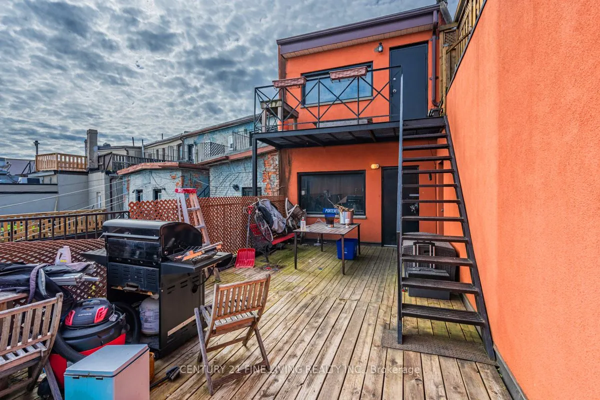 3048 Dundas Street W
