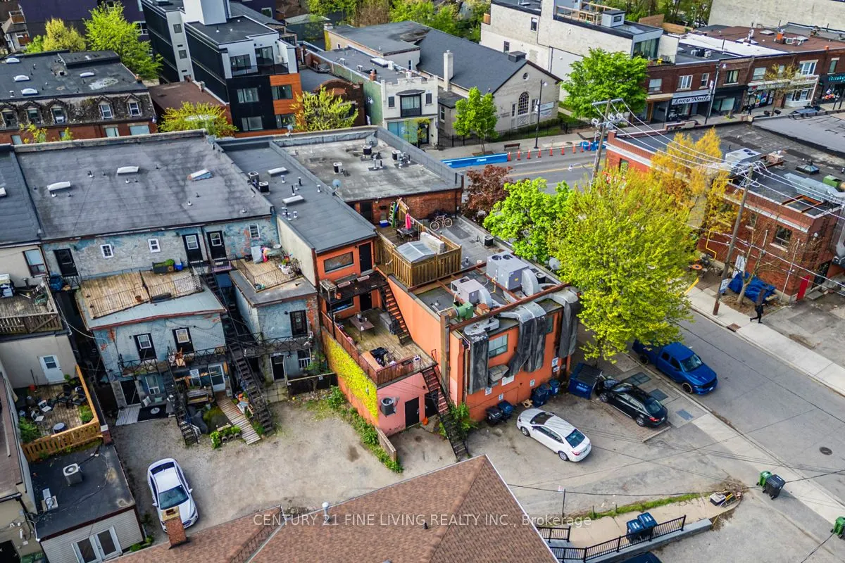 3048 Dundas Street W