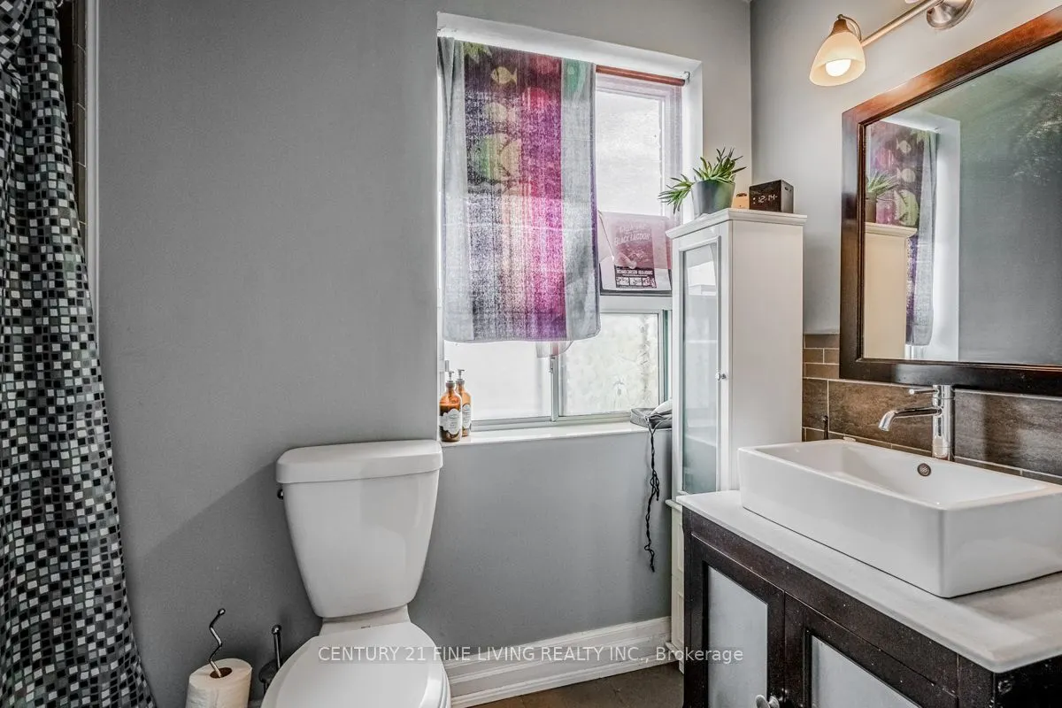 3048 Dundas Street W