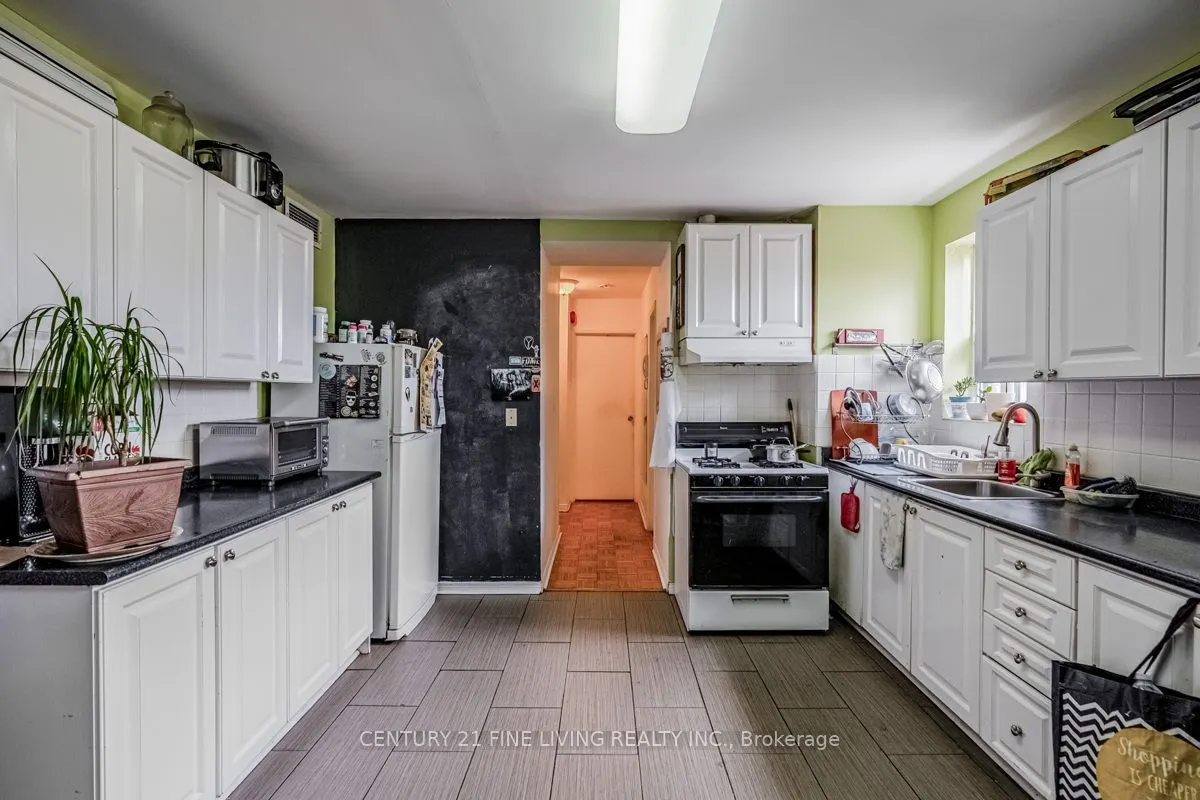 3048 Dundas Street W