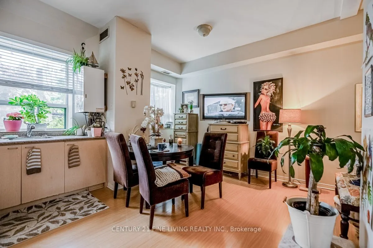 3048 Dundas Street W