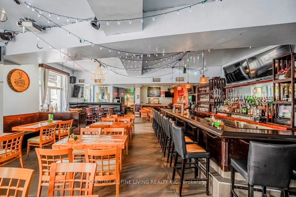3048 Dundas Street W