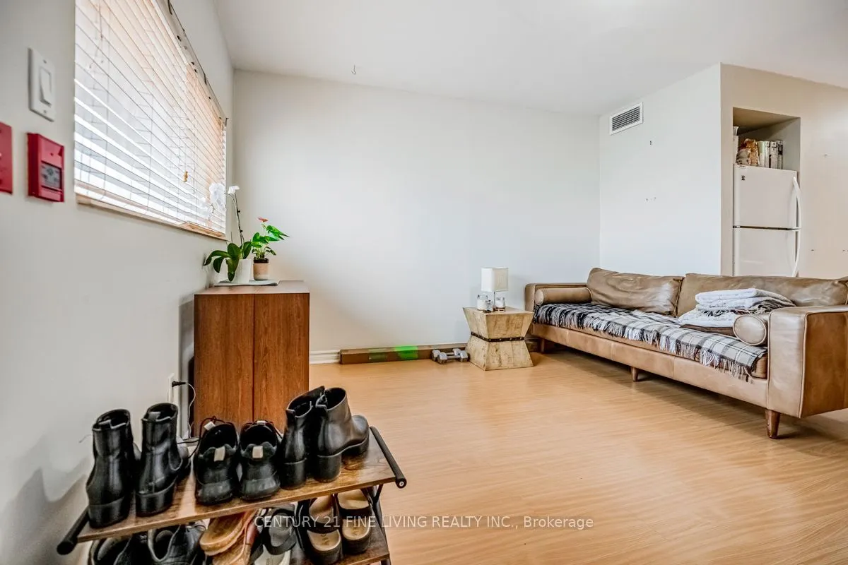 3048 Dundas Street W