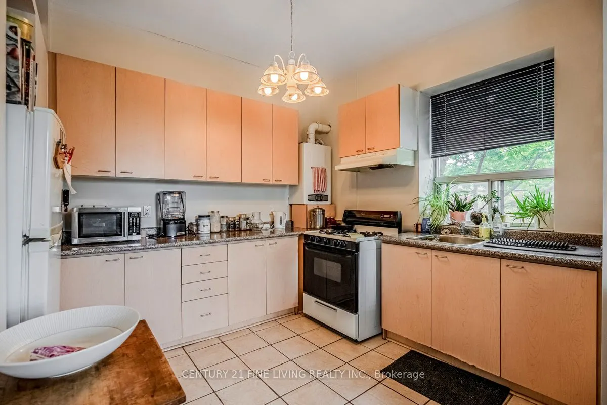 3048 Dundas Street W