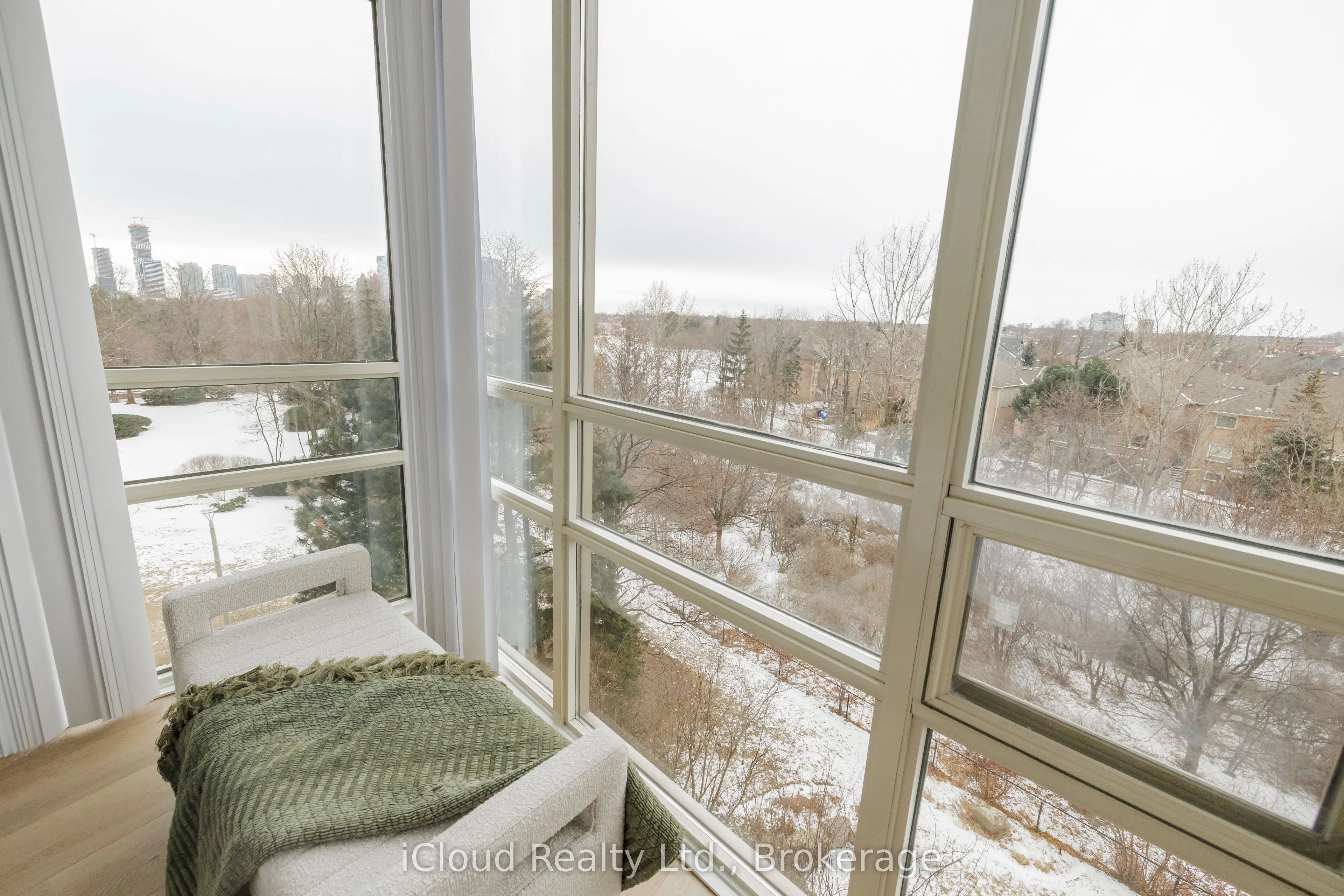 50 Eglinton Avenue W, #408