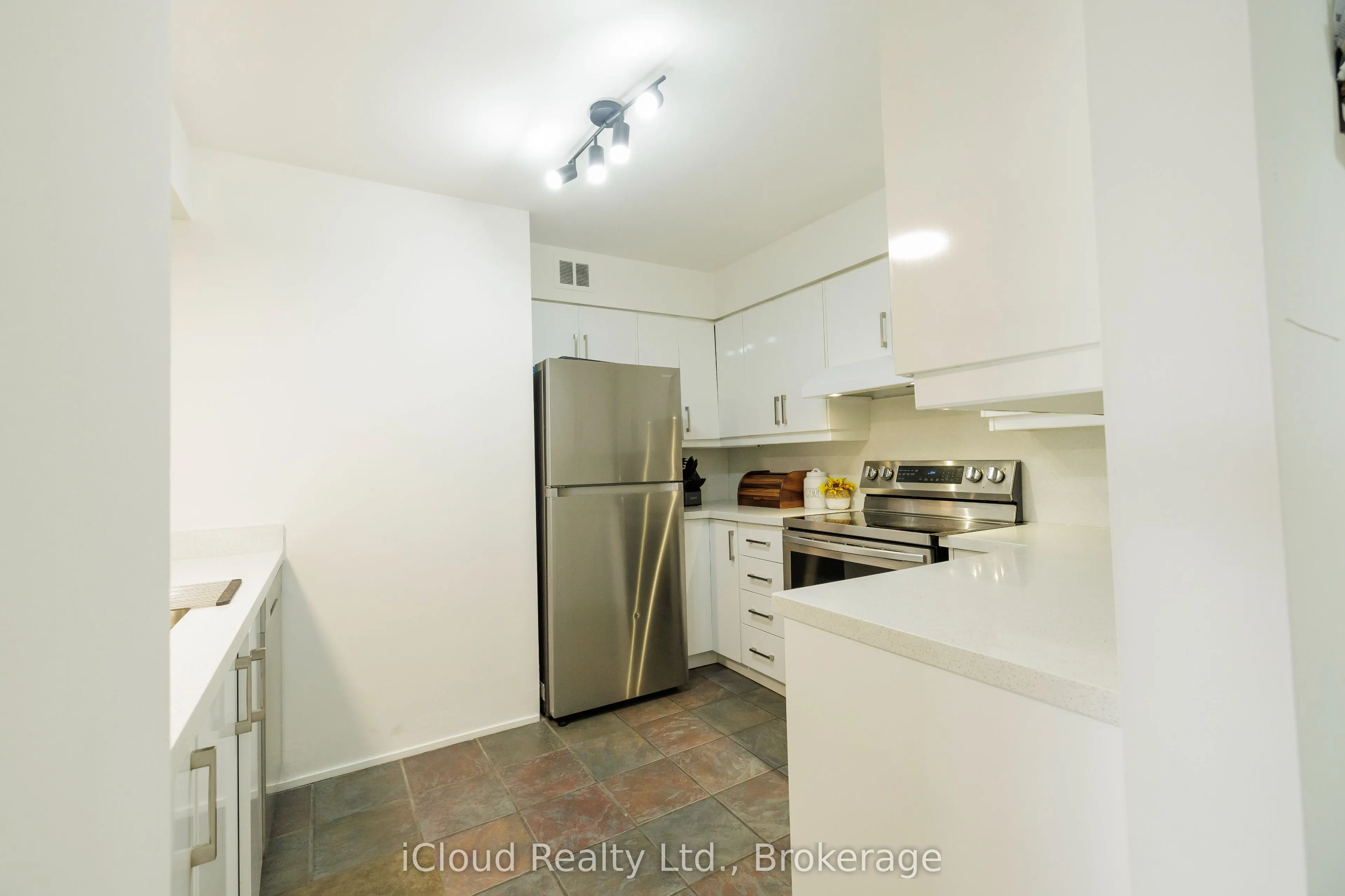 50 Eglinton Avenue W, #408