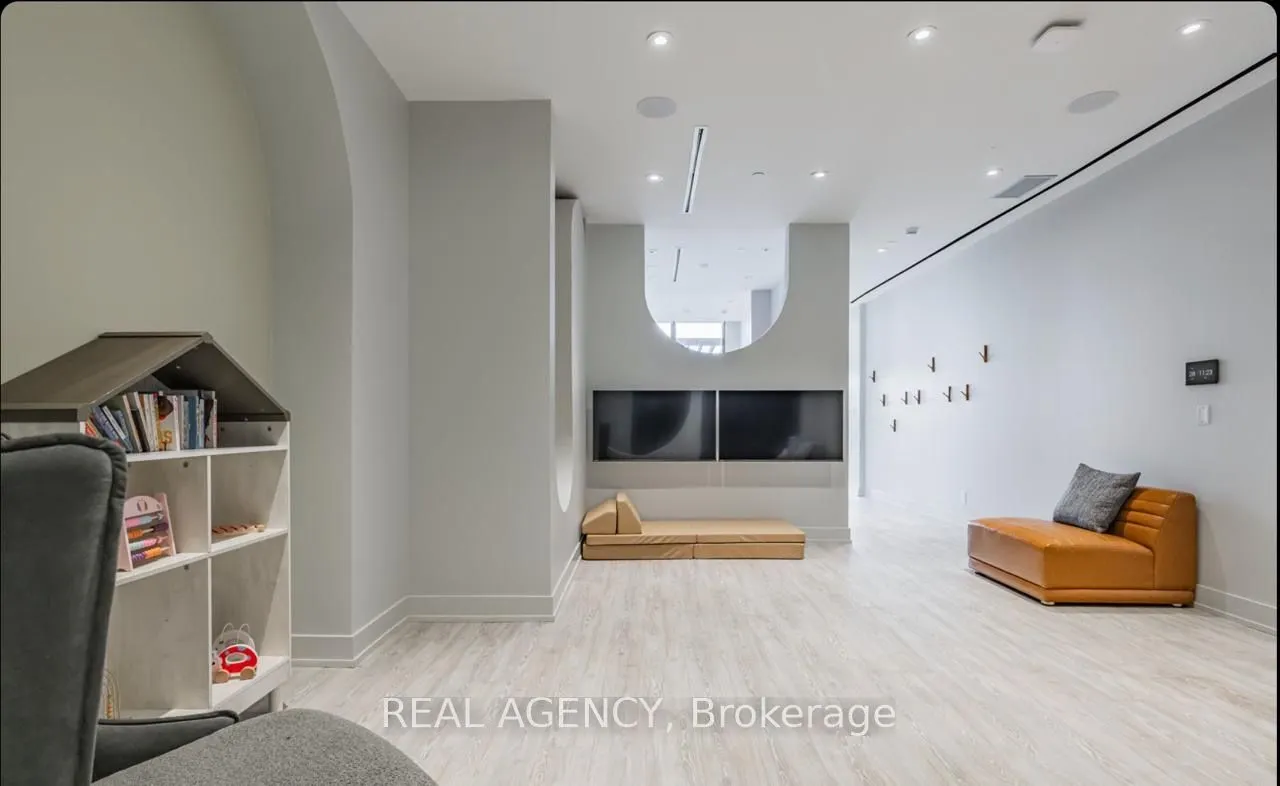 270 Dufferin Street, #821