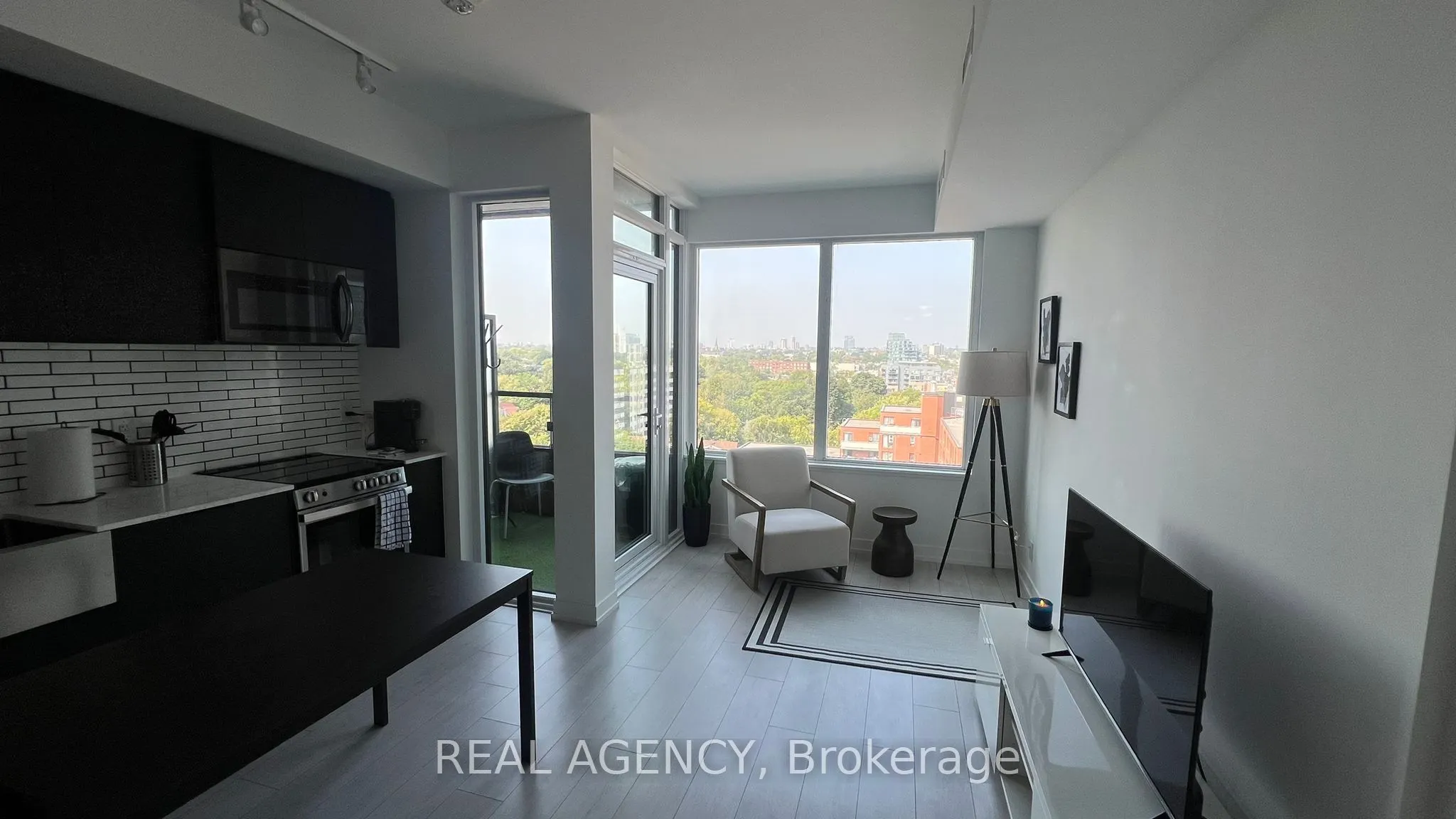270 Dufferin Street, #821