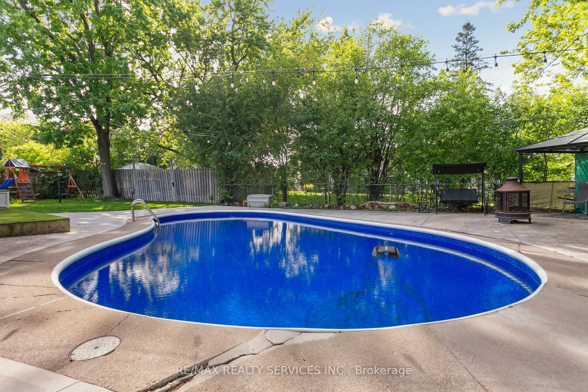 16 Groveland Court