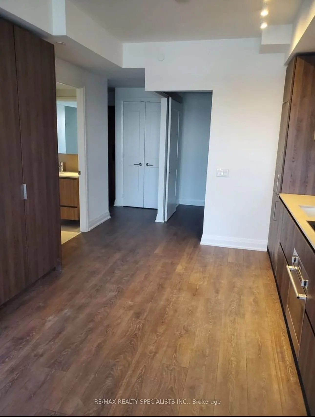 21 Park Street E, #810