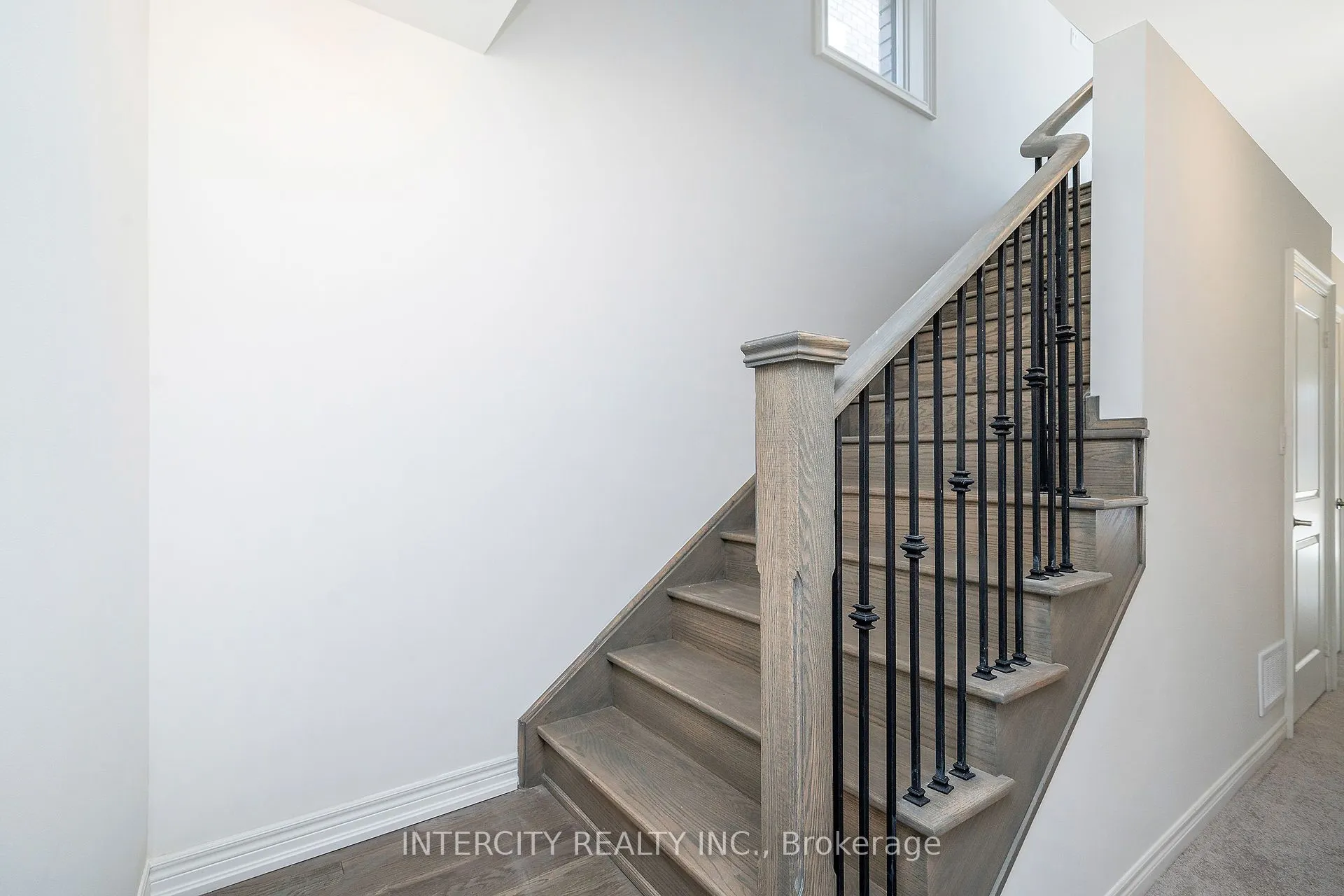 12 Queenpost Drive