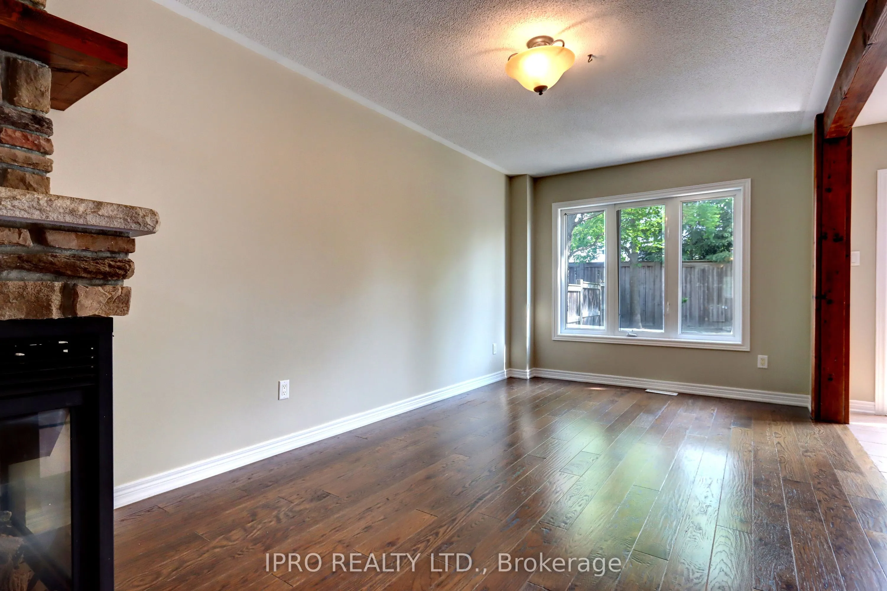 42 Mowat Crescent