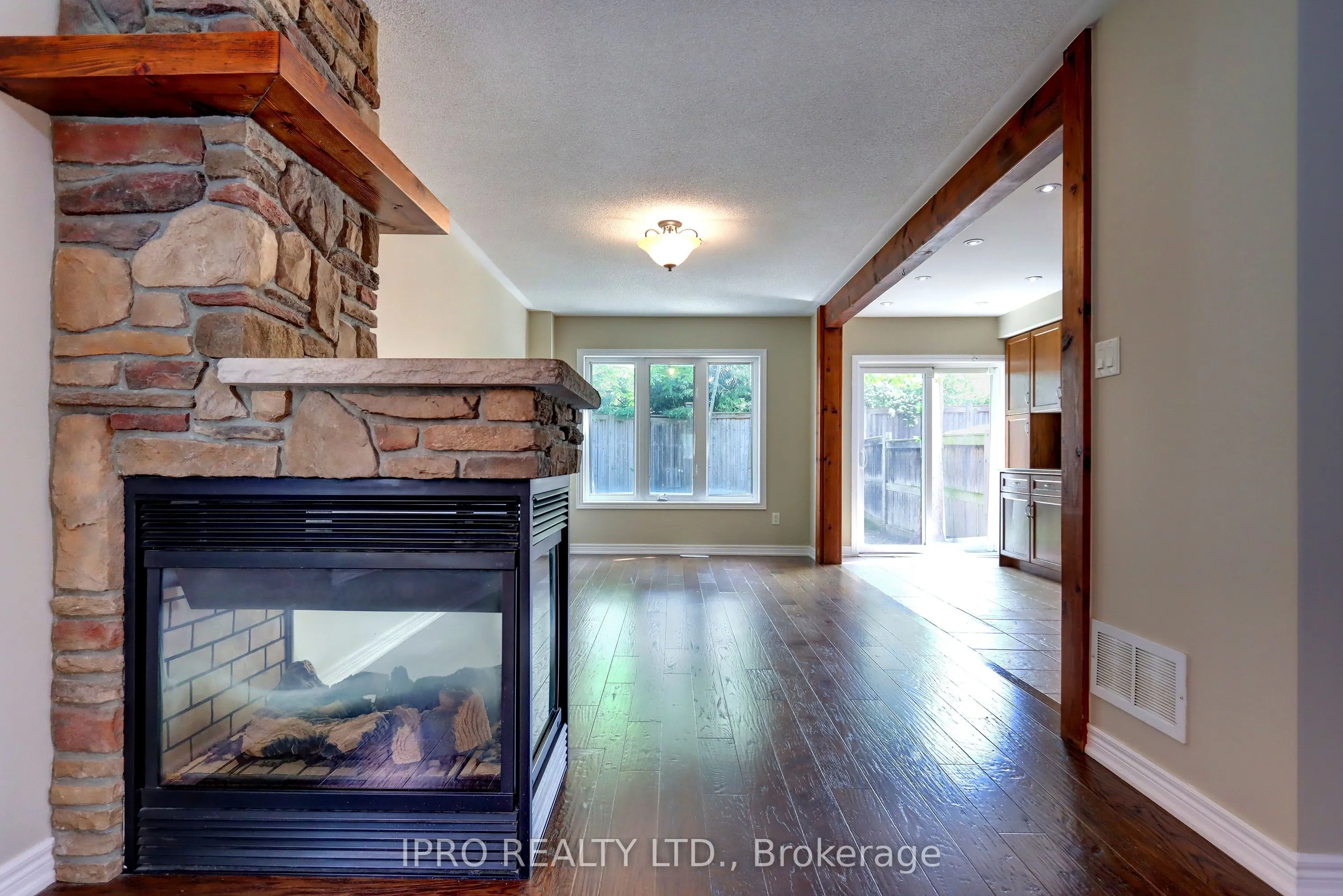 42 Mowat Crescent