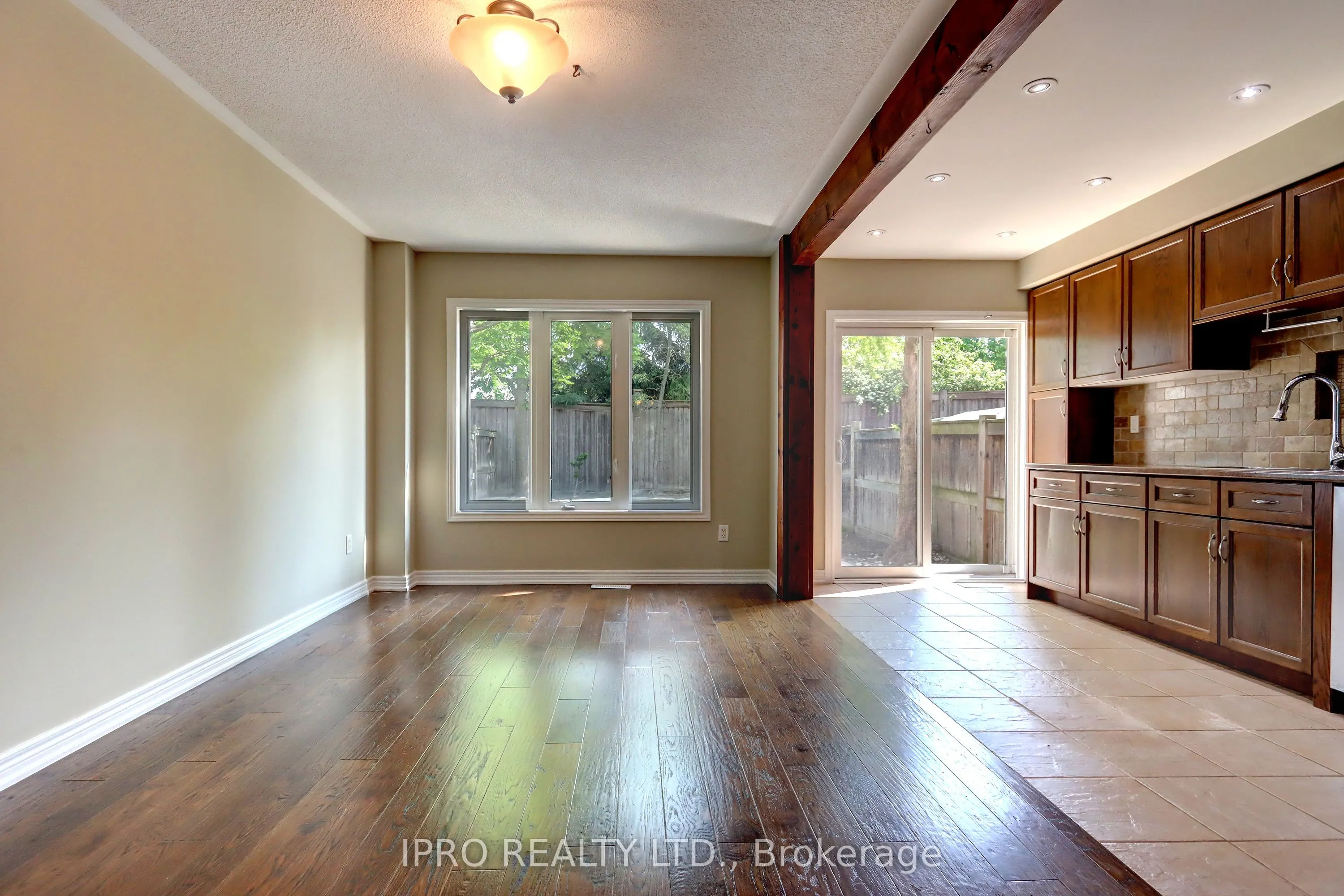 42 Mowat Crescent