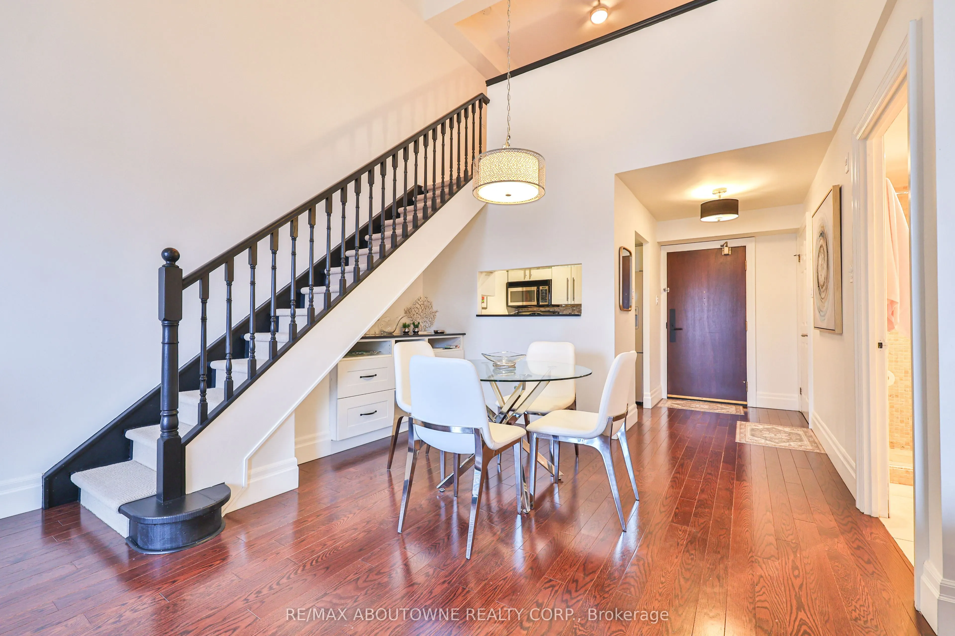 185 Robinson Street, #404