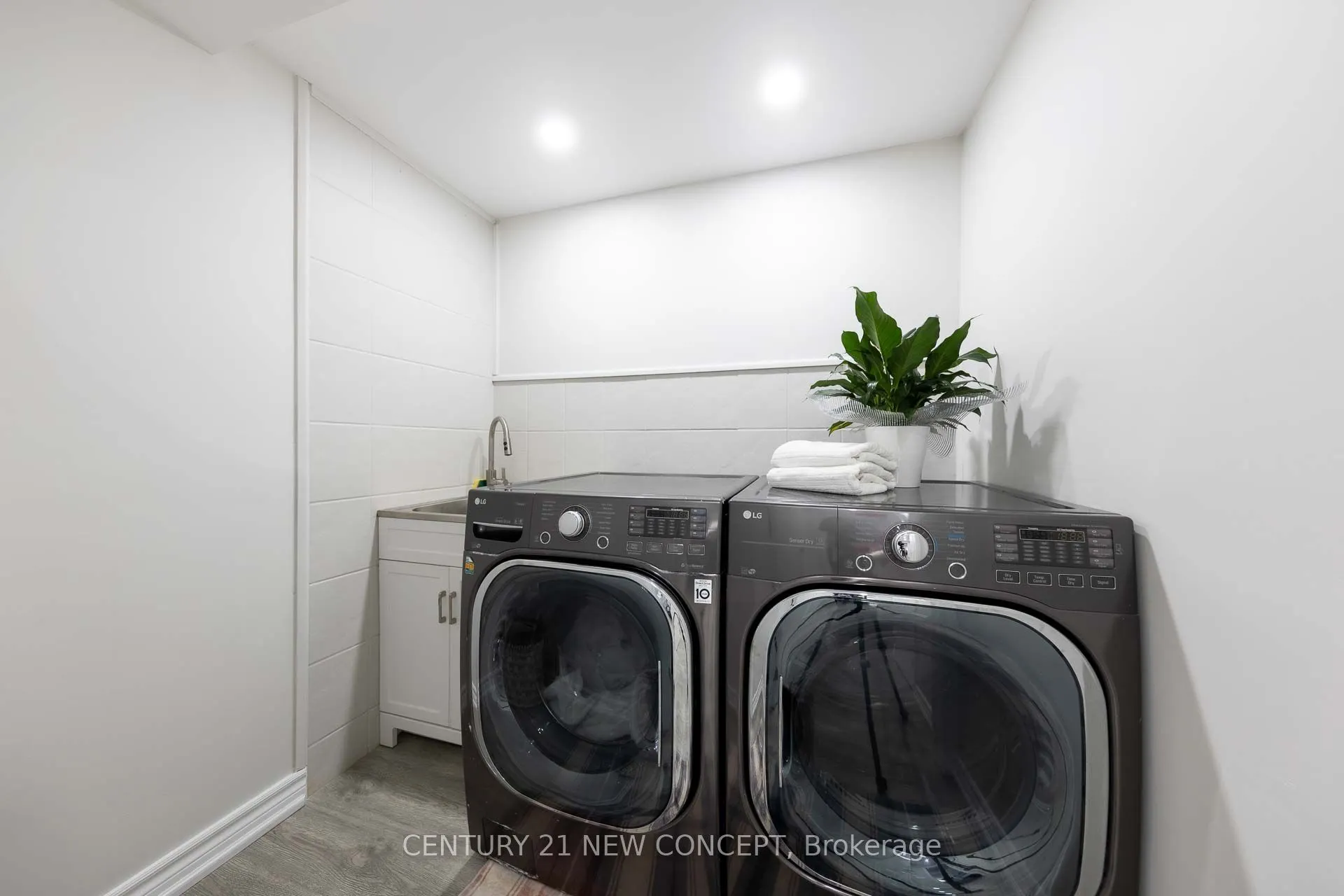 32 Strawberry Hill Crt