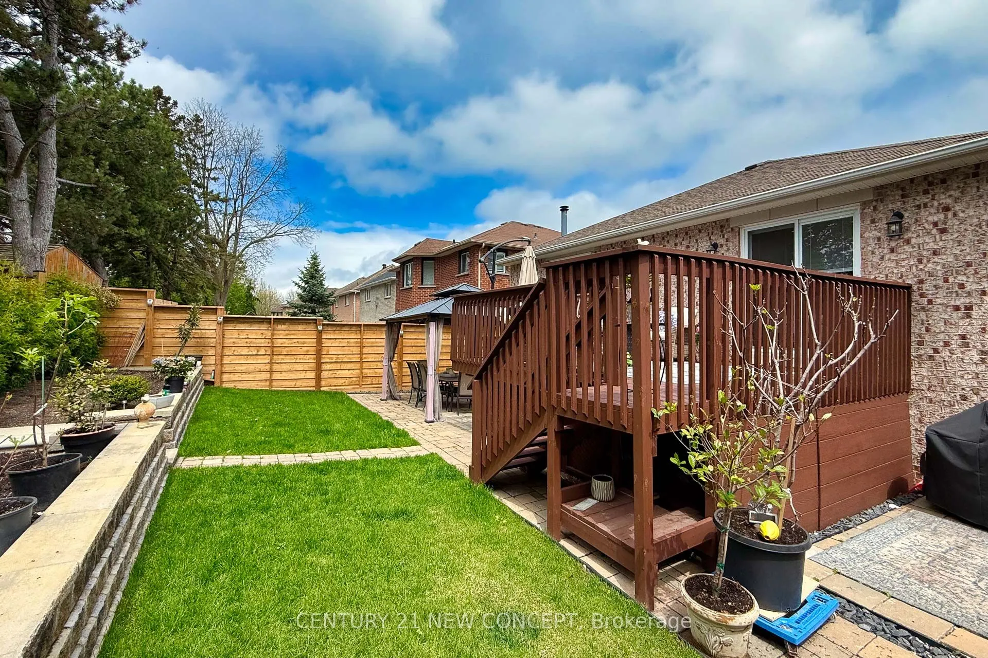 32 Strawberry Hill Crt