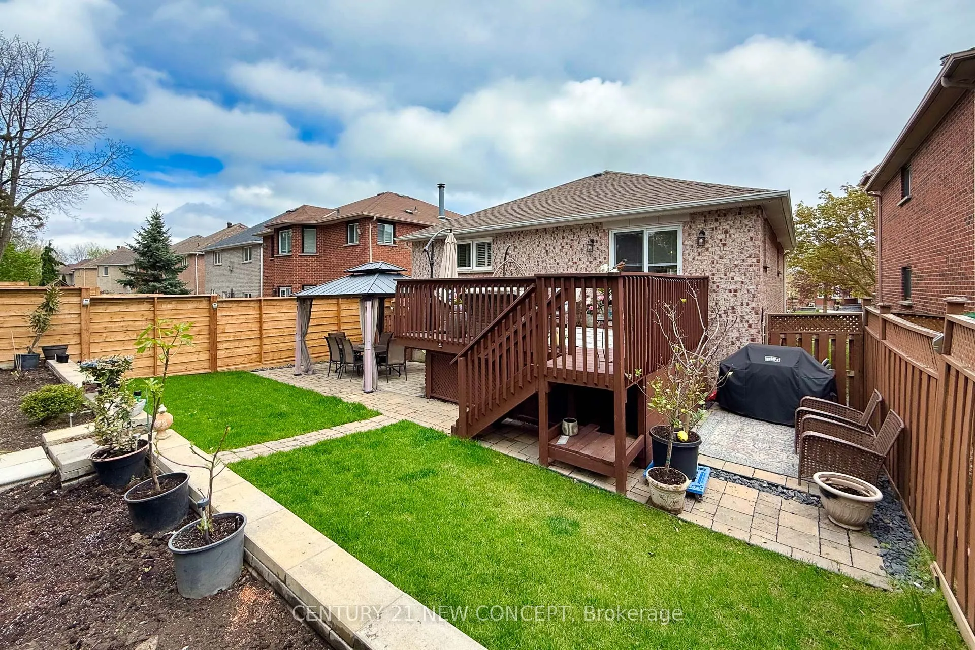 32 Strawberry Hill Crt
