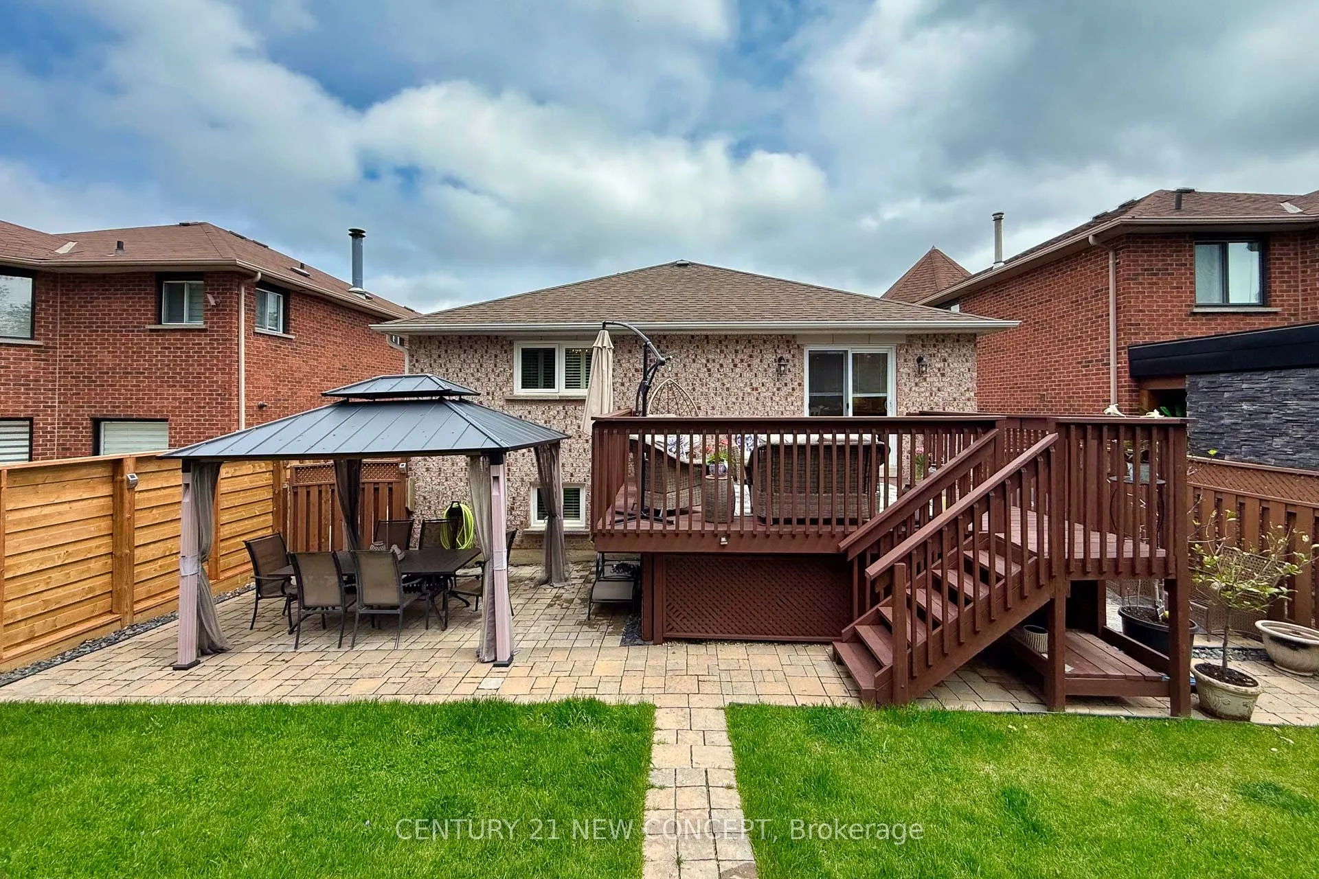 32 Strawberry Hill Crt