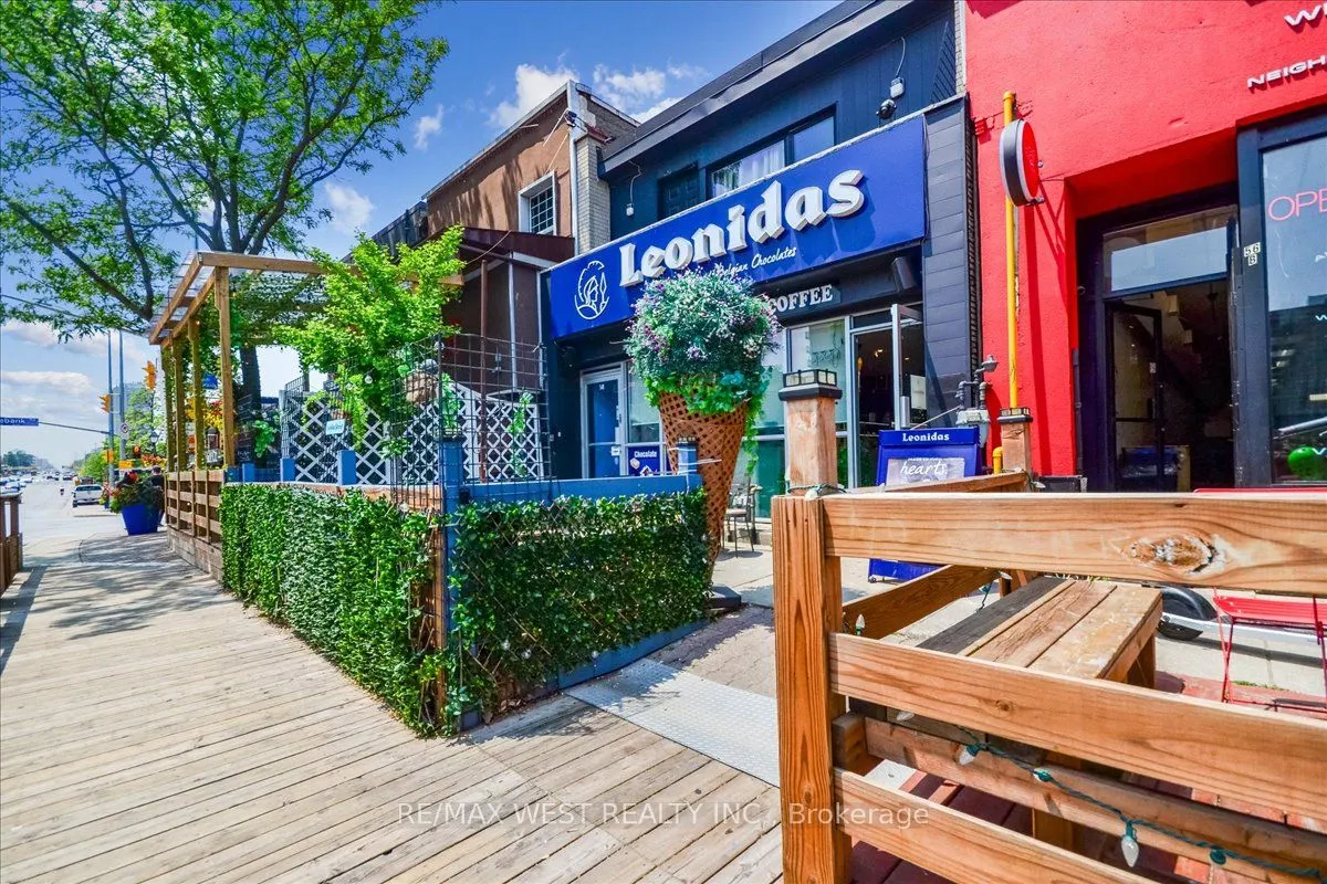54 Lakeshore Road E