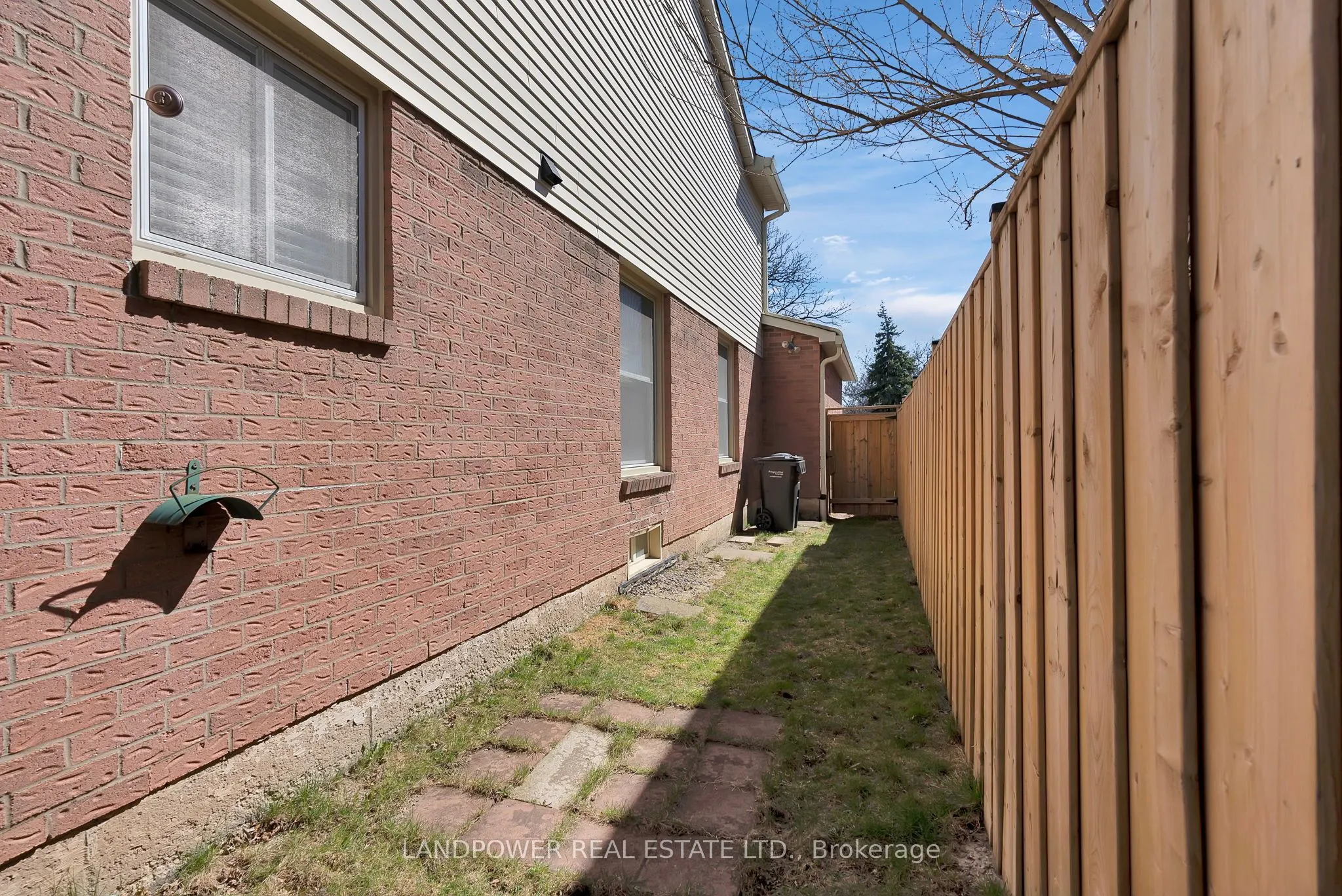 3073 Keynes Crescent