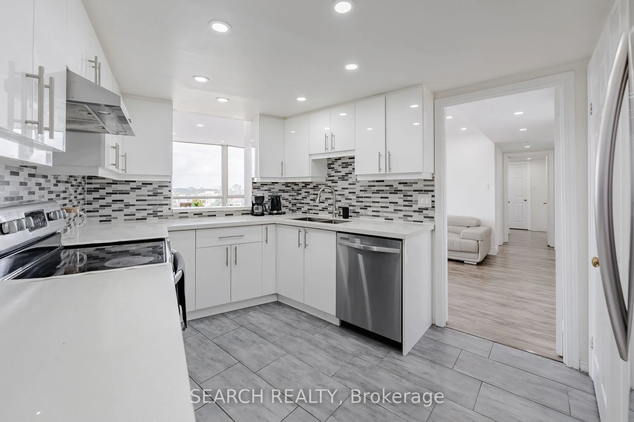 1360 Rathburn Road E, #906