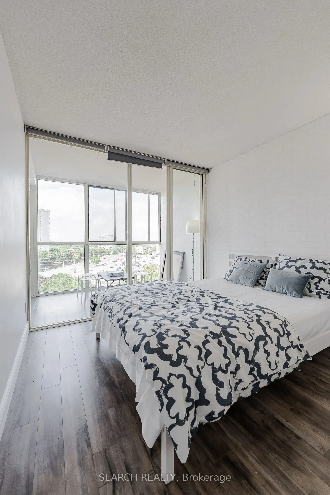 1360 Rathburn Road E, #906