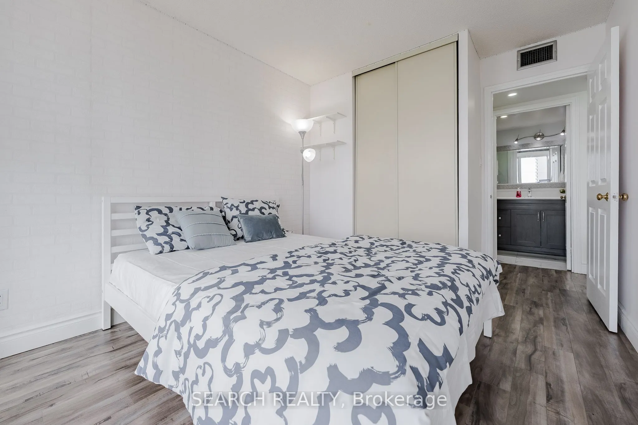 1360 Rathburn Road E, #906
