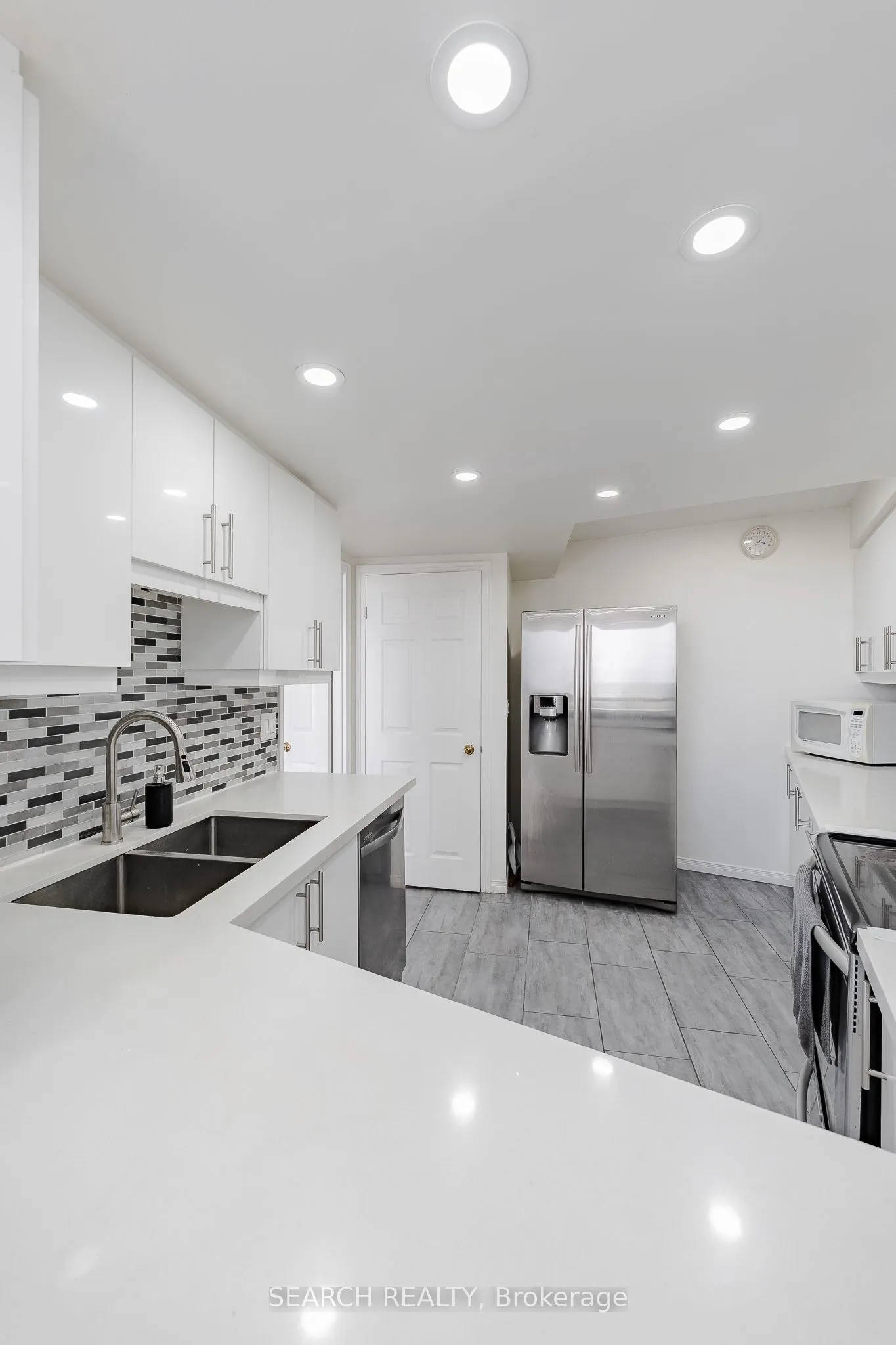 1360 Rathburn Road E, #906