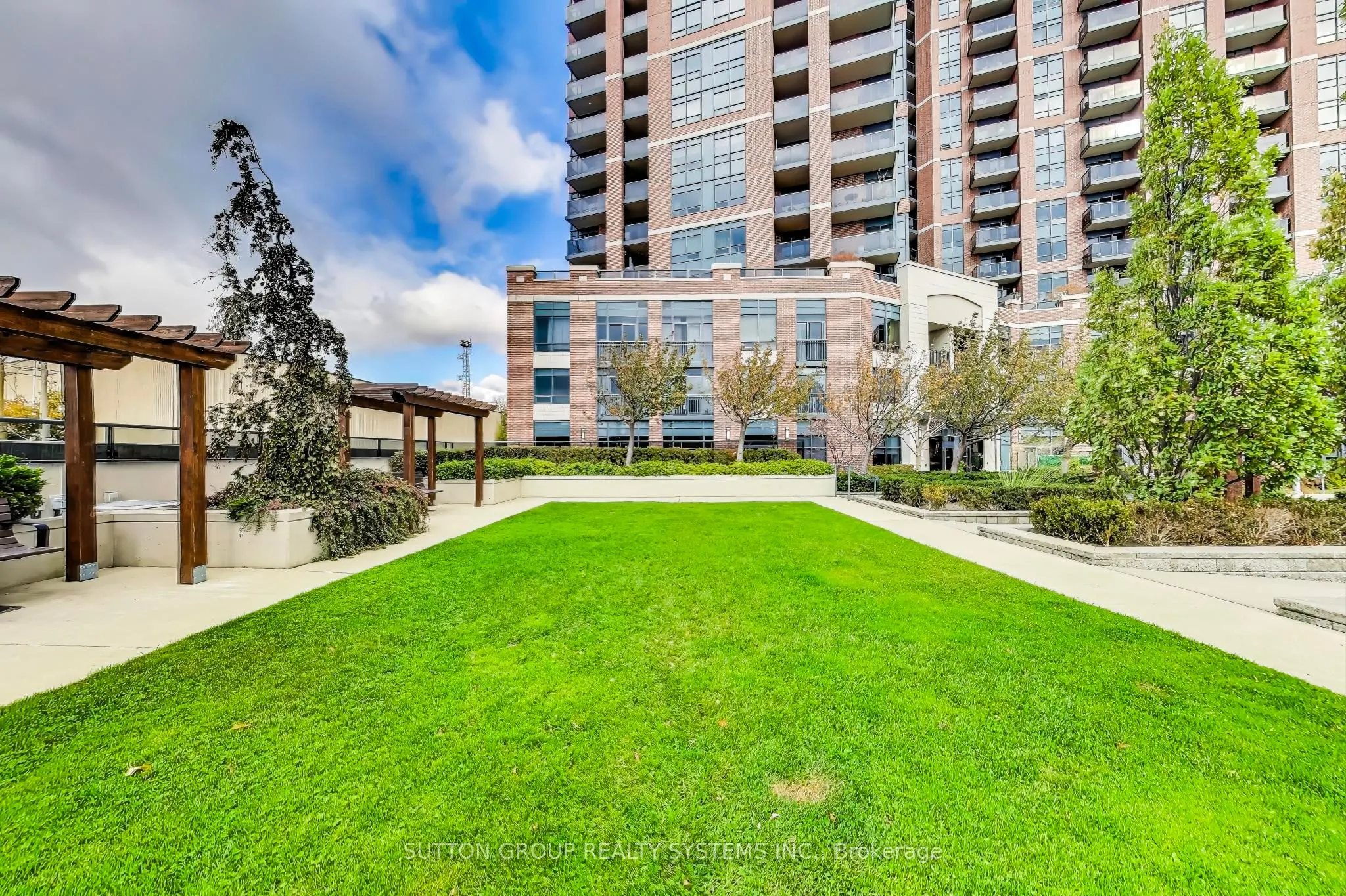 60 Heintzman Street, #728