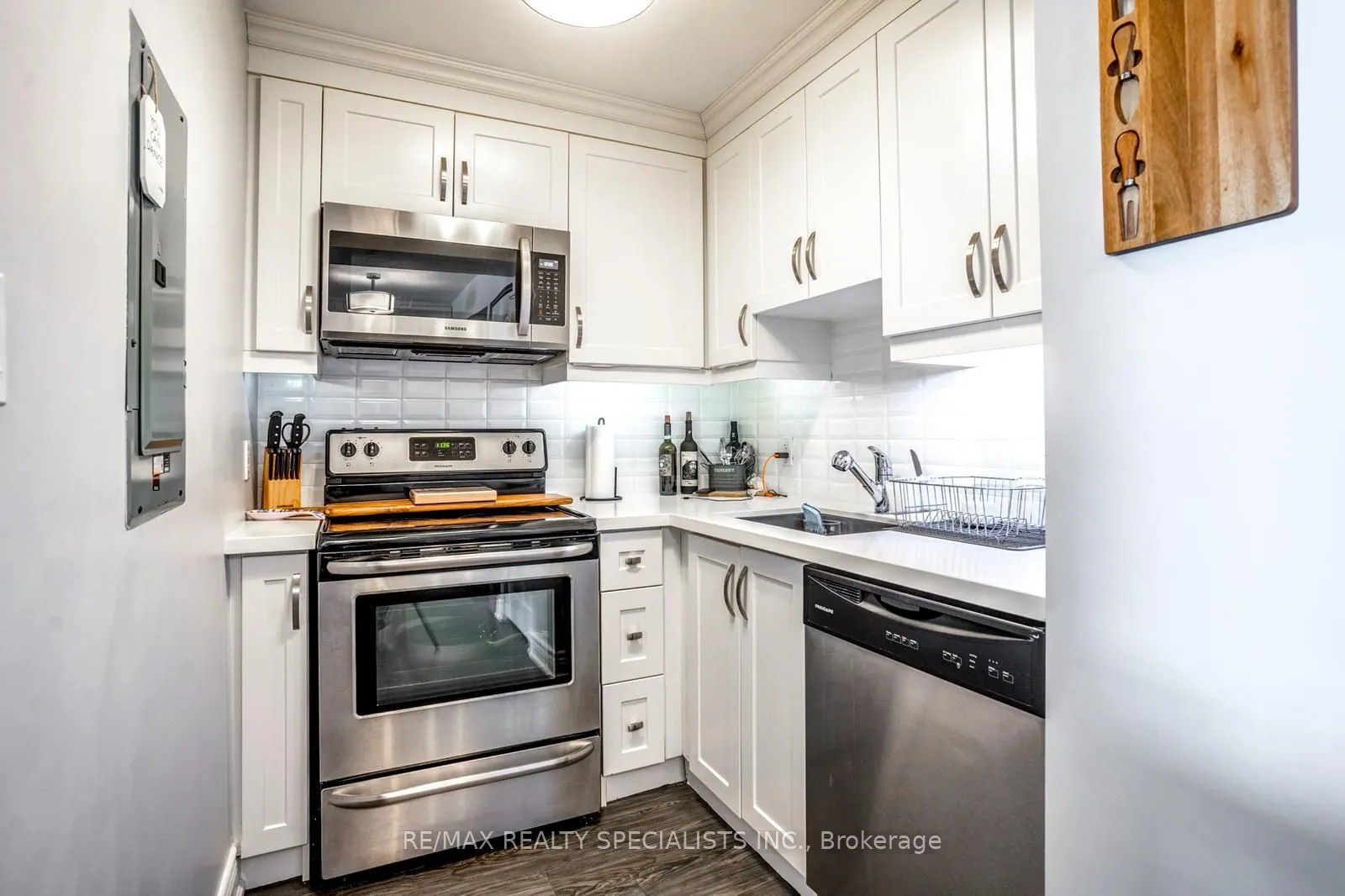 6 Brant Avenue