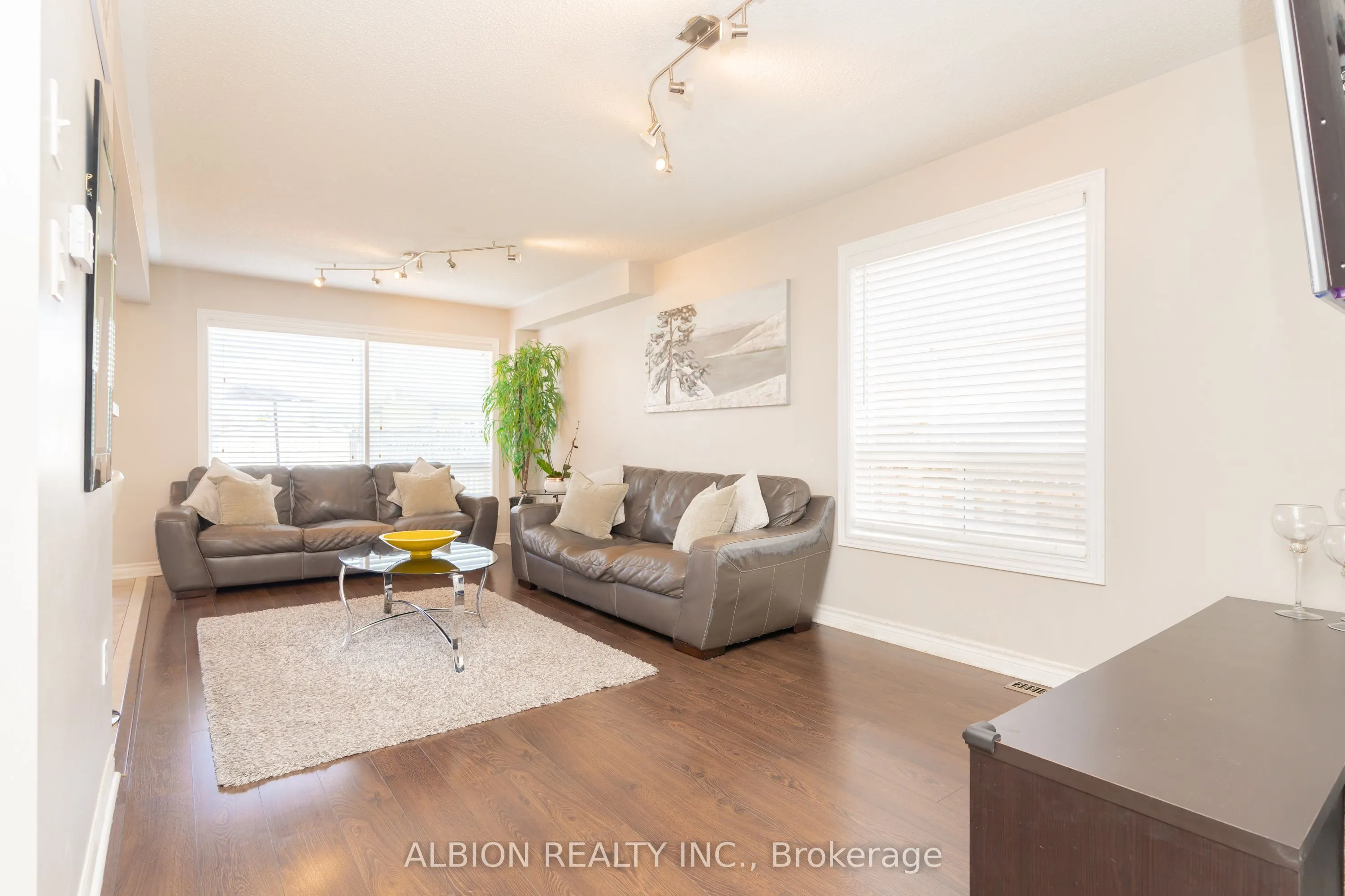 40 Emily Carr Crescent
