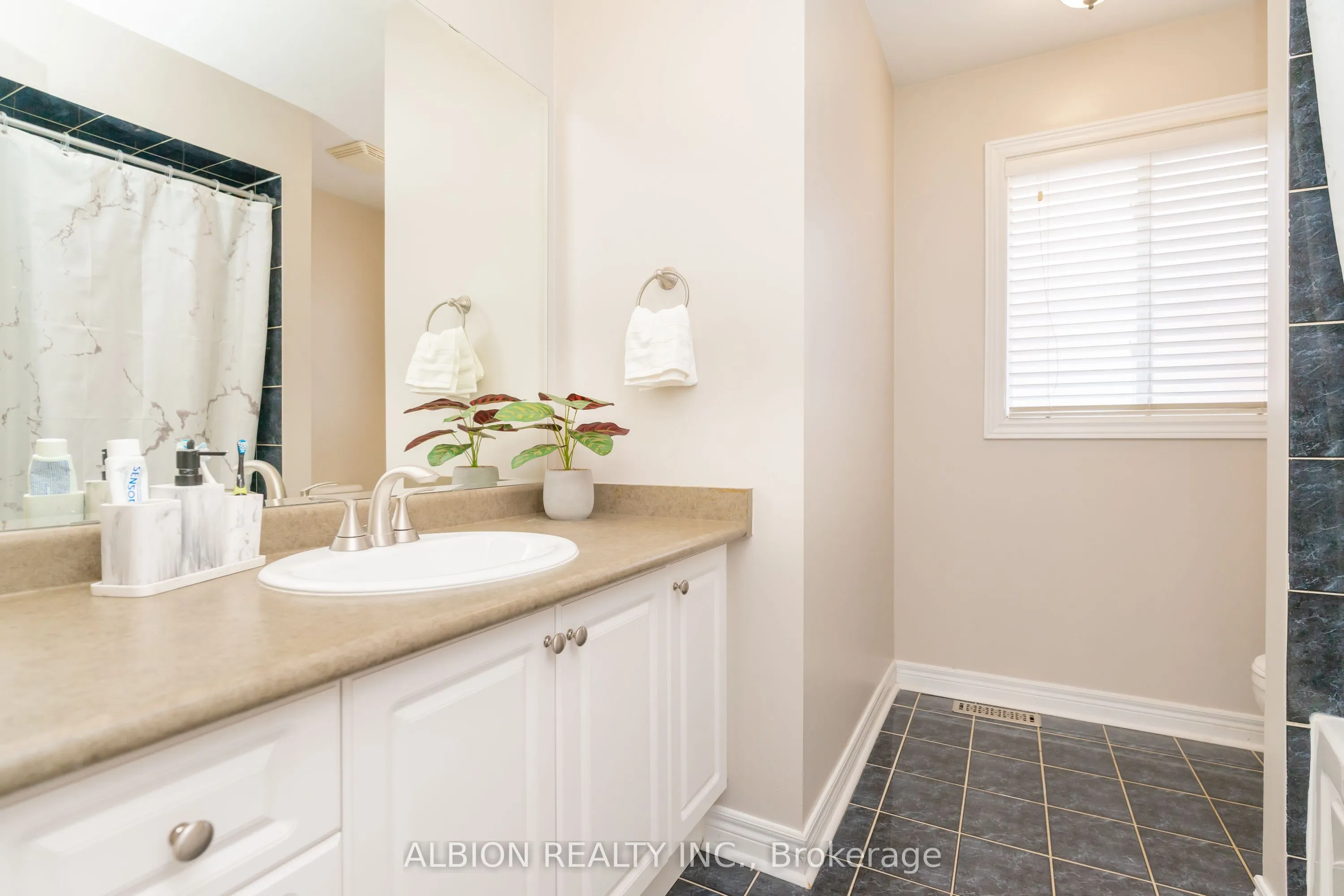 40 Emily Carr Crescent
