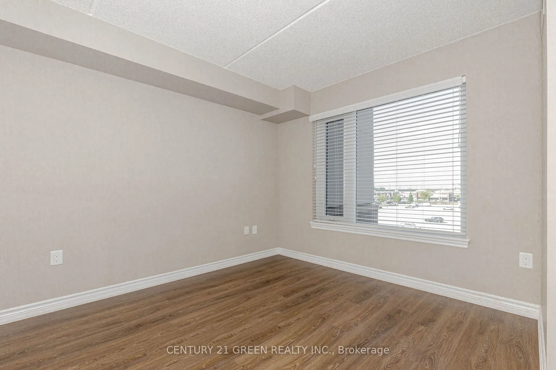 716 Main Street E, #402