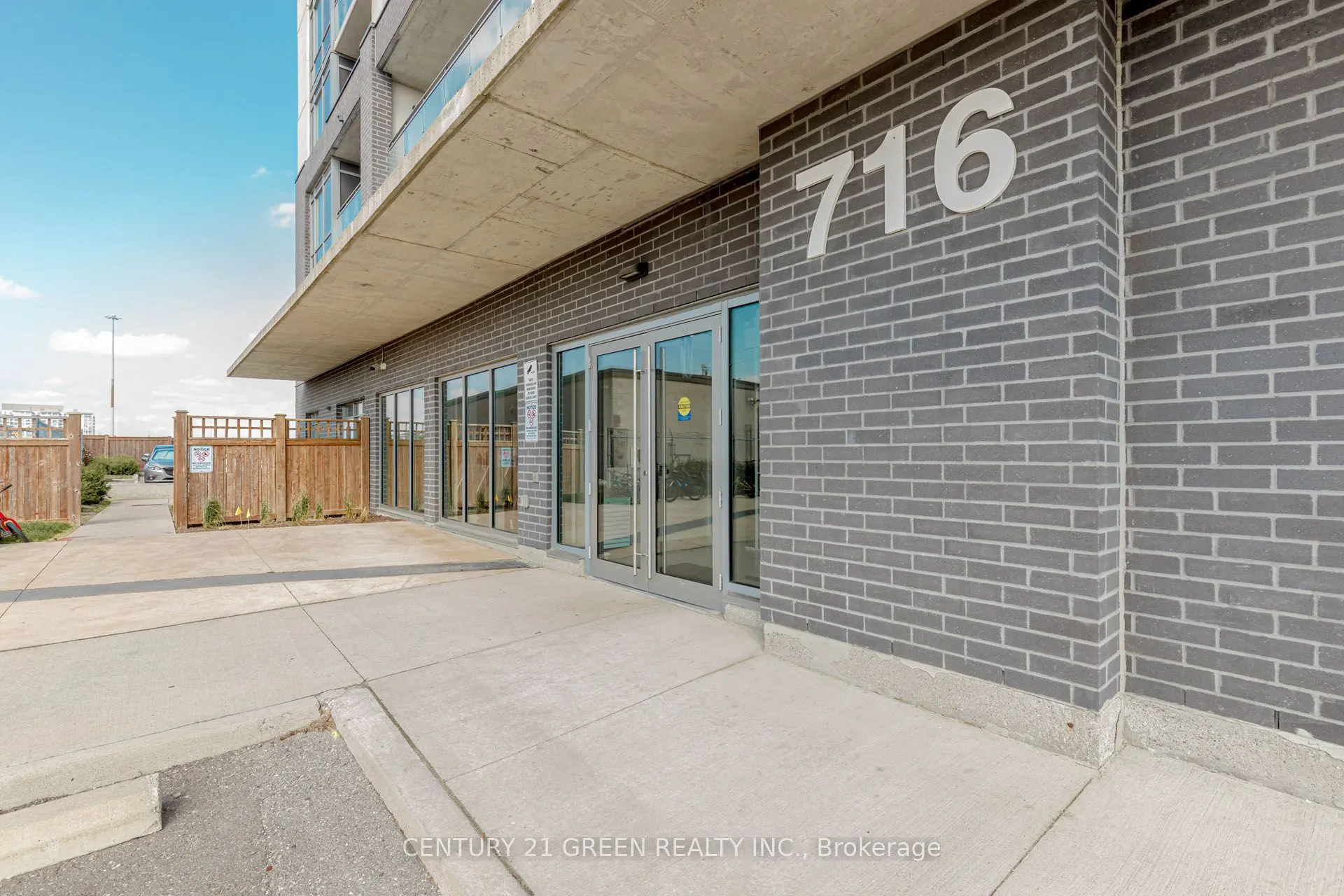 716 Main Street E, #402