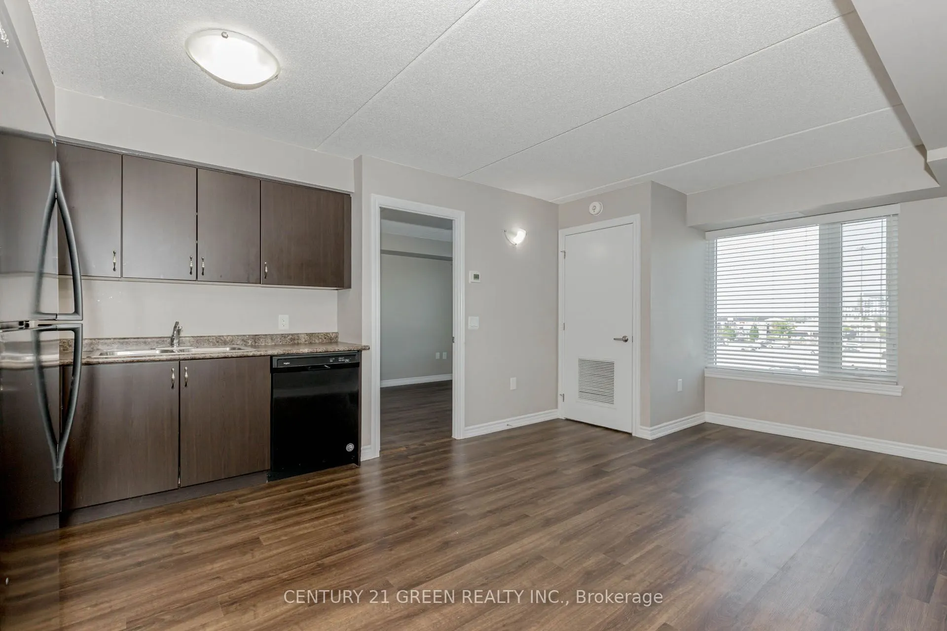 716 Main Street E, #402