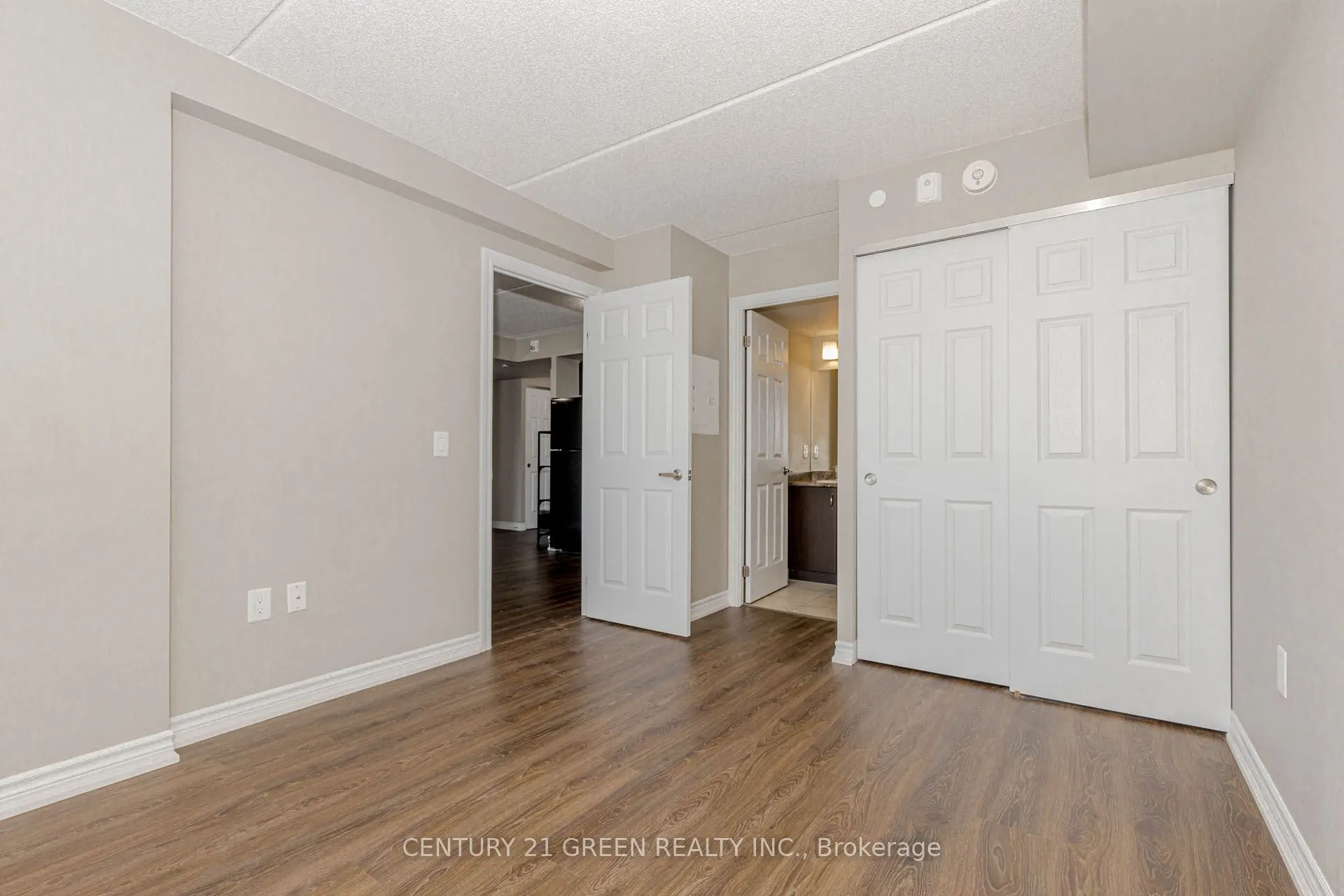 716 Main Street E, #402