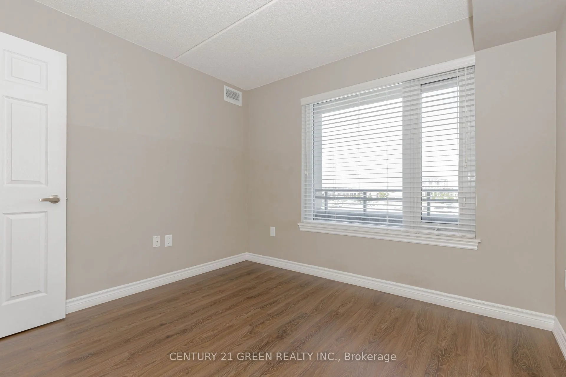 716 Main Street E, #402