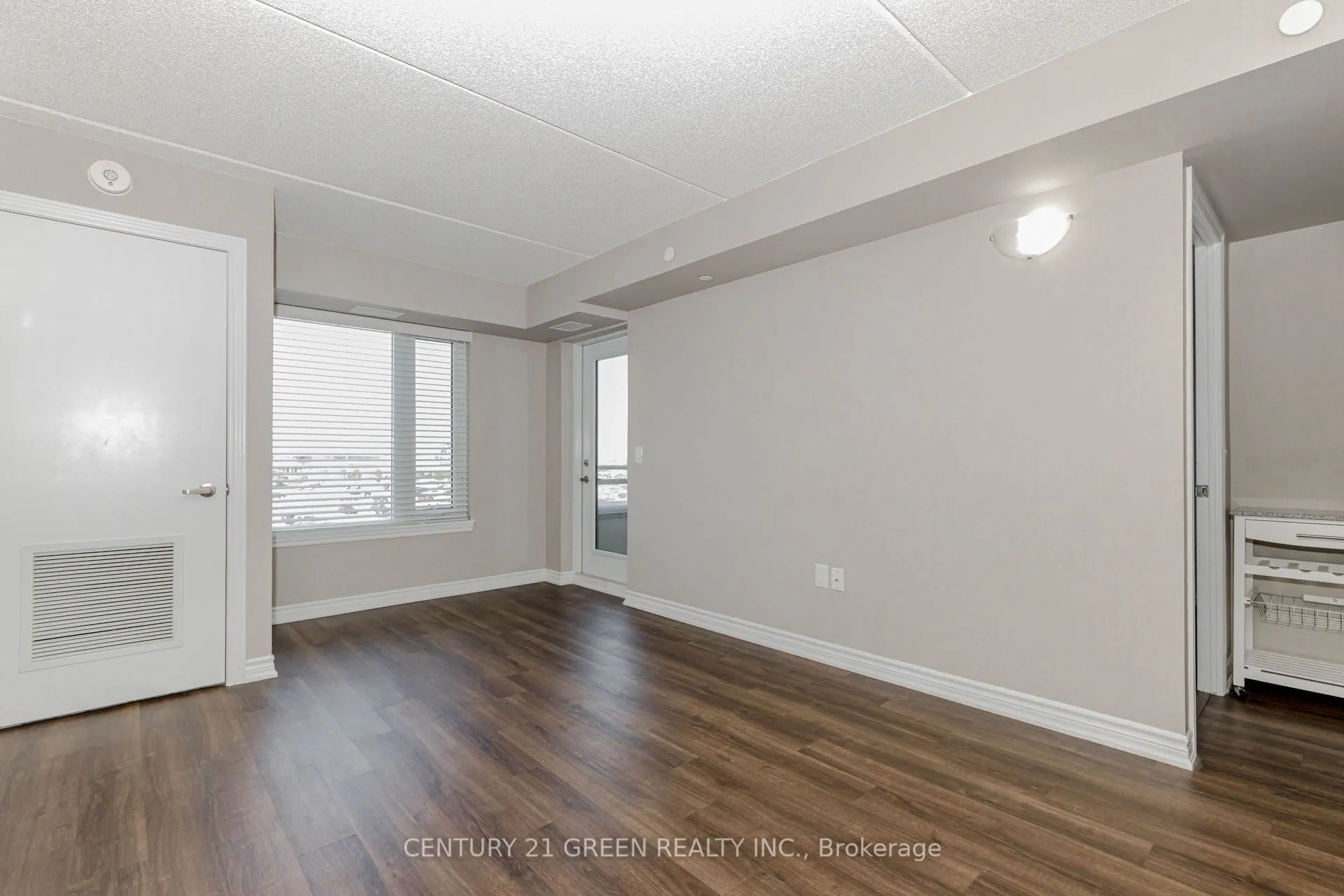 716 Main Street E, #402