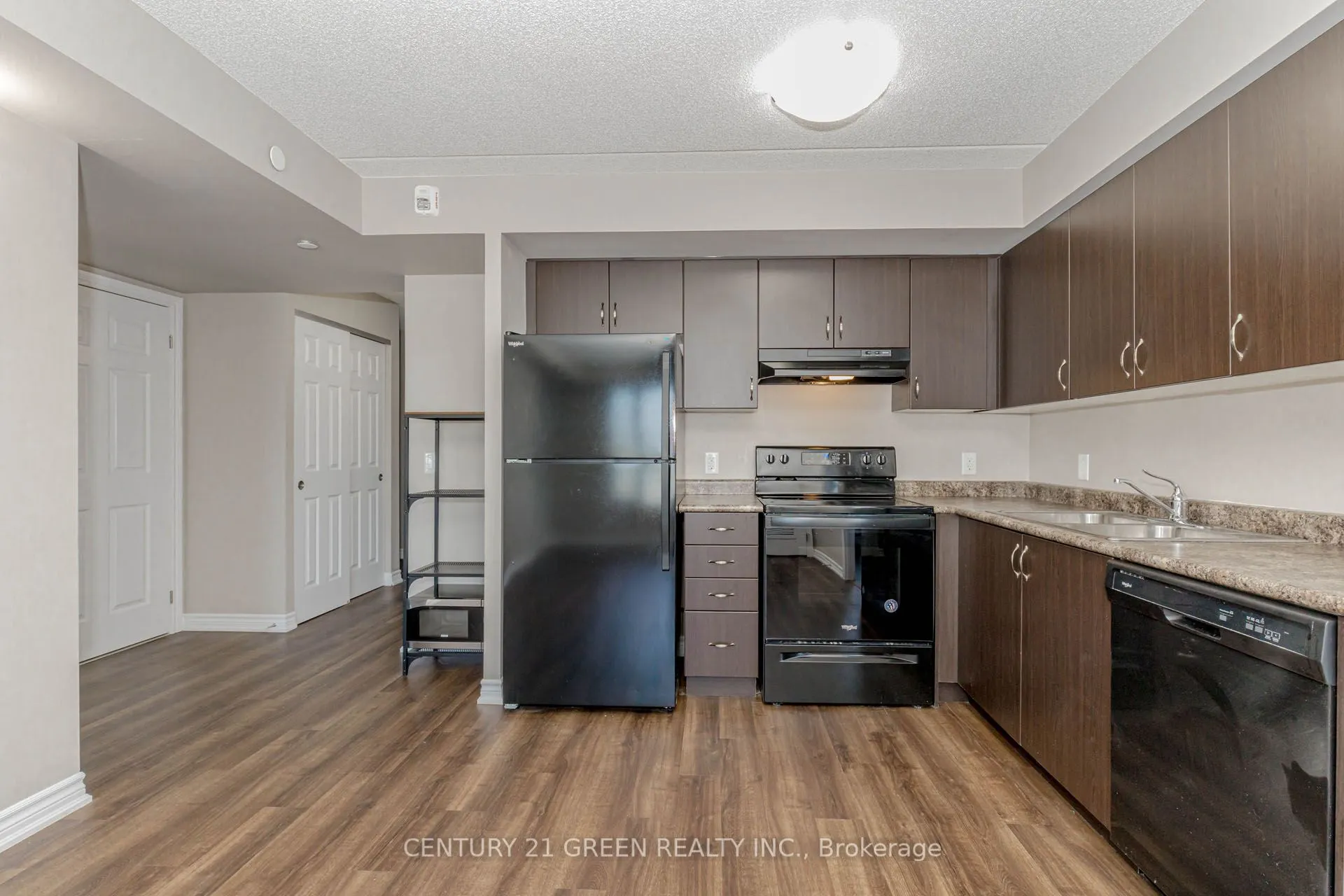 716 Main Street E, #402