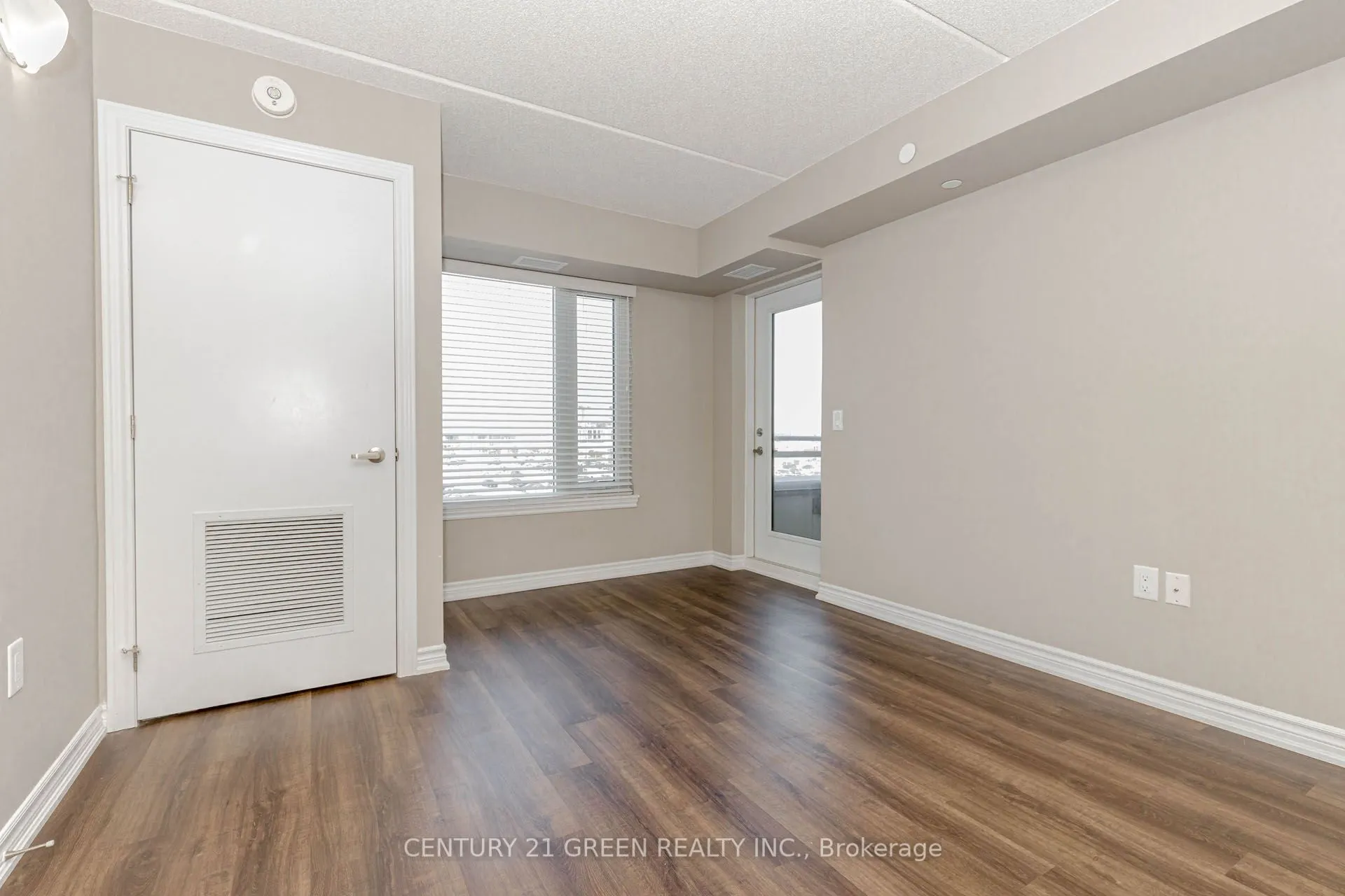 716 Main Street E, #402
