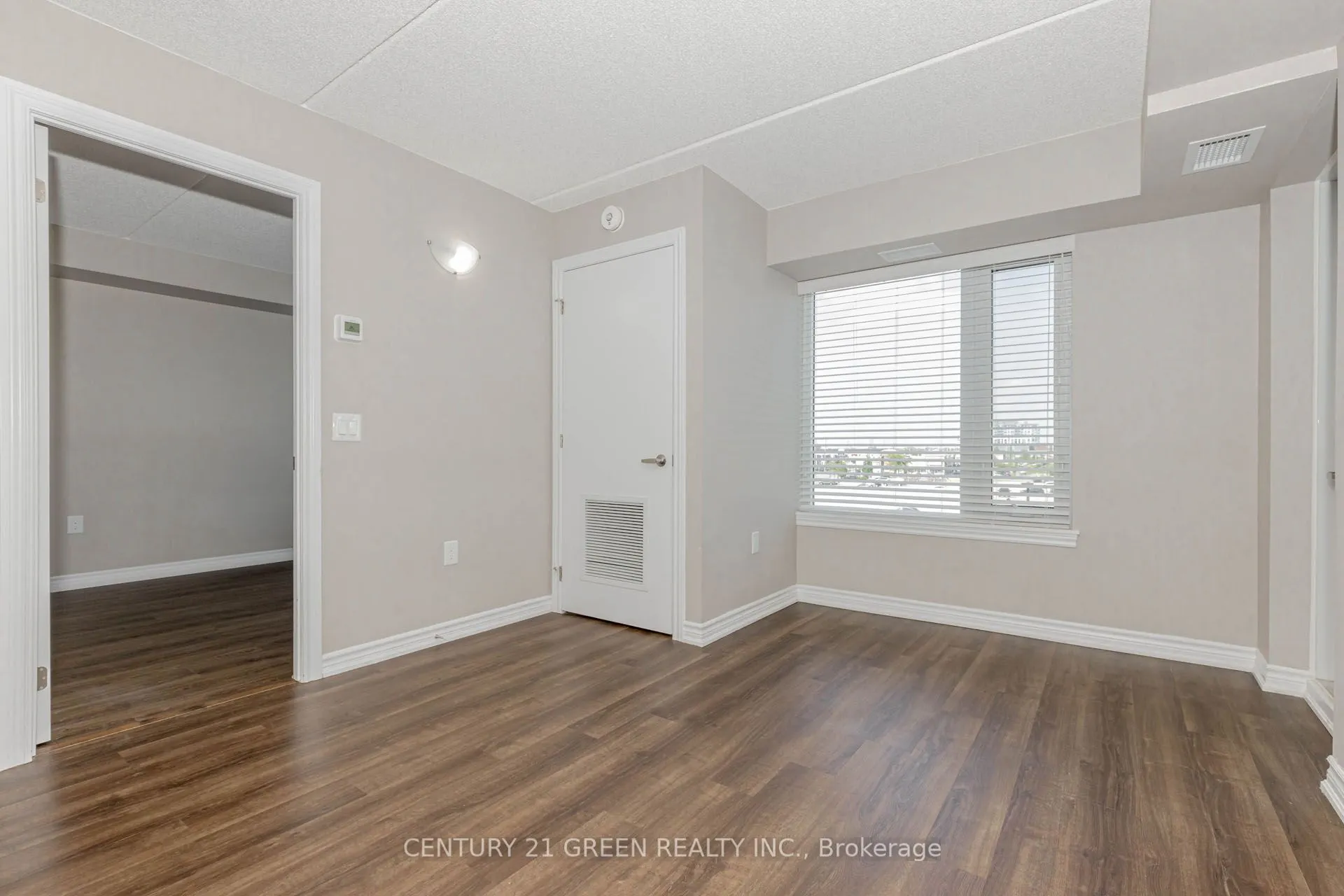 716 Main Street E, #402