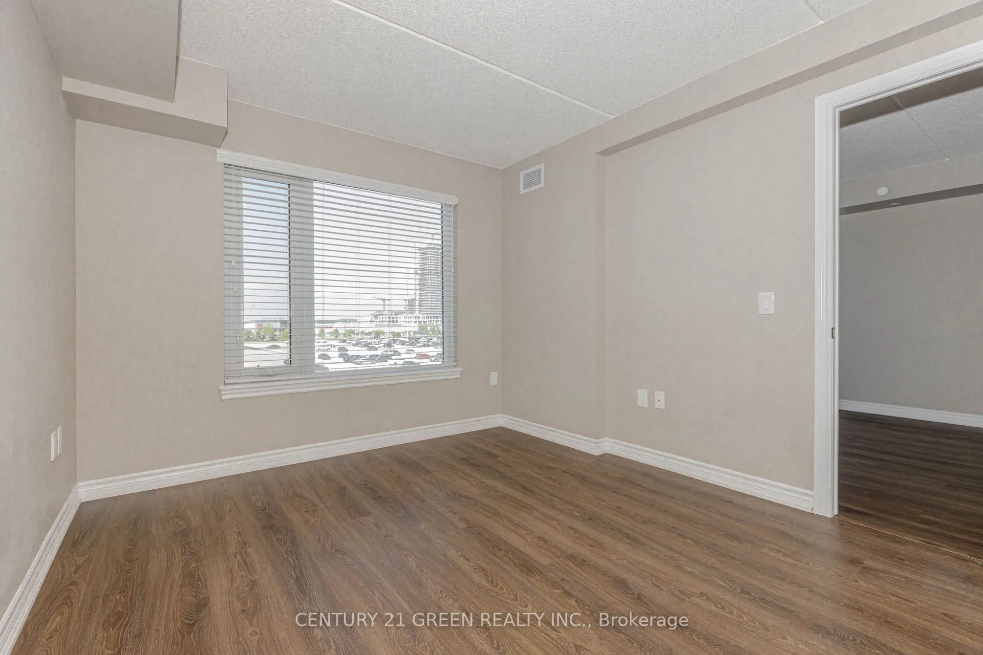 716 Main Street E, #402