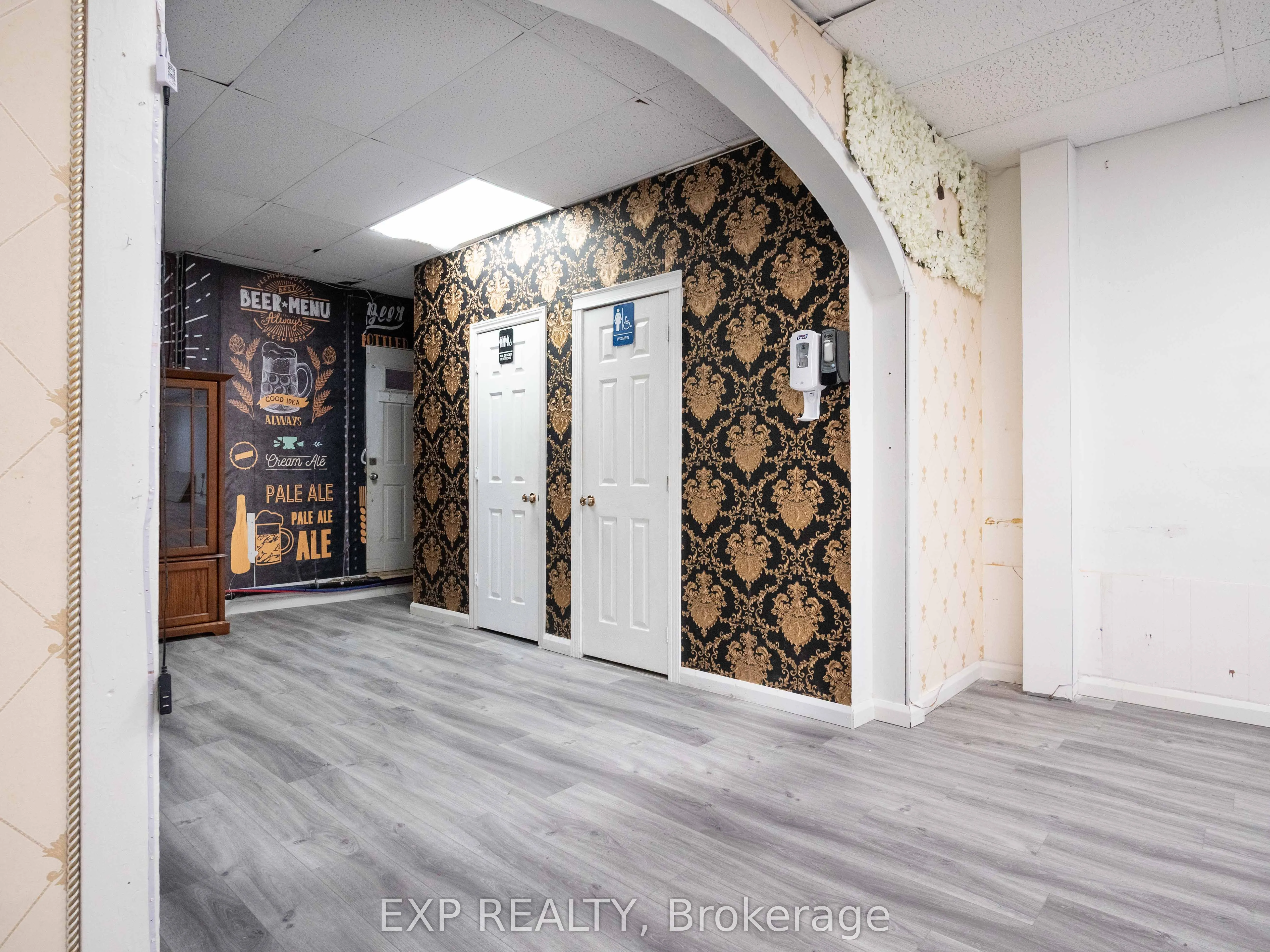 3052 Dundas Street W