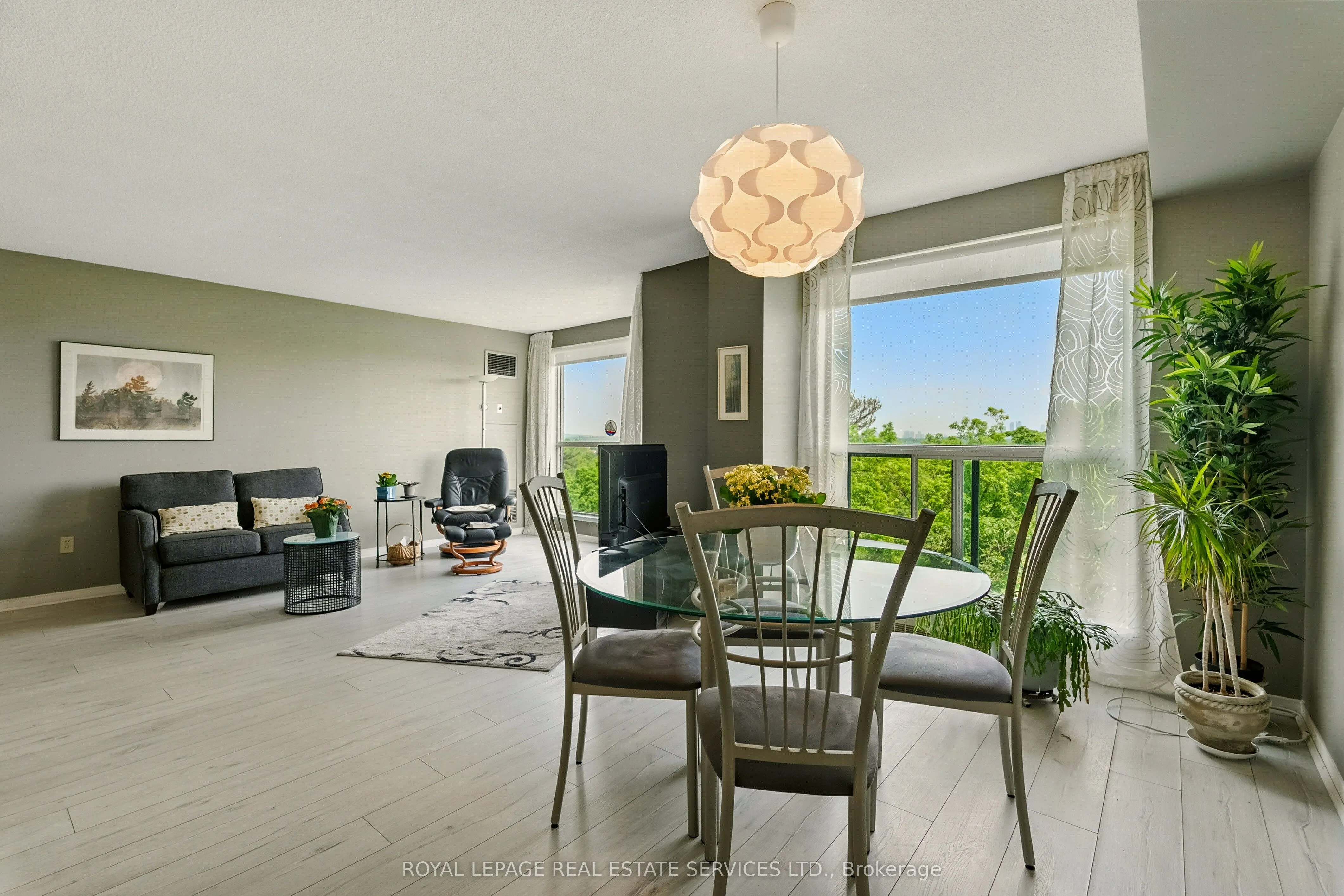 2155 Burnhamthorpe Road W, #902