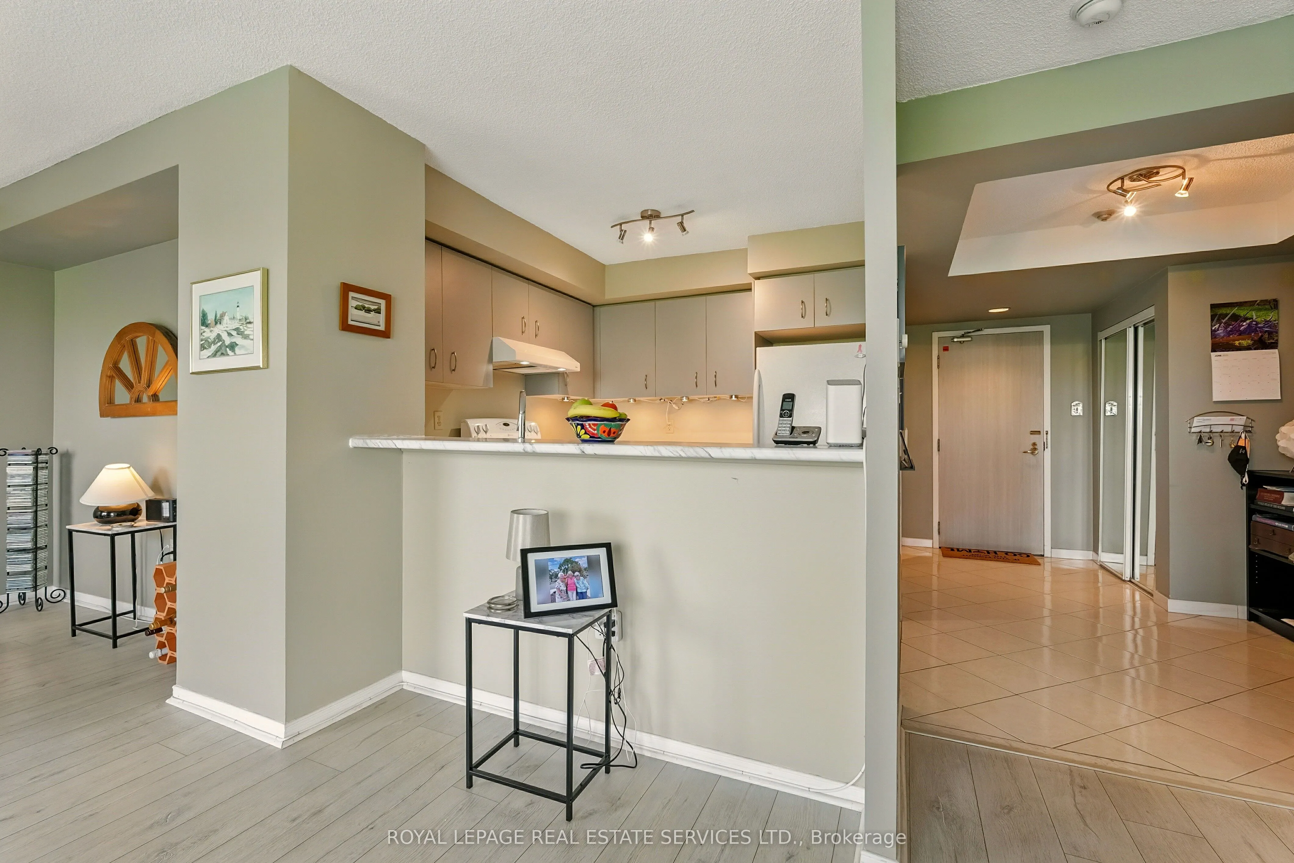 2155 Burnhamthorpe Road W, #902