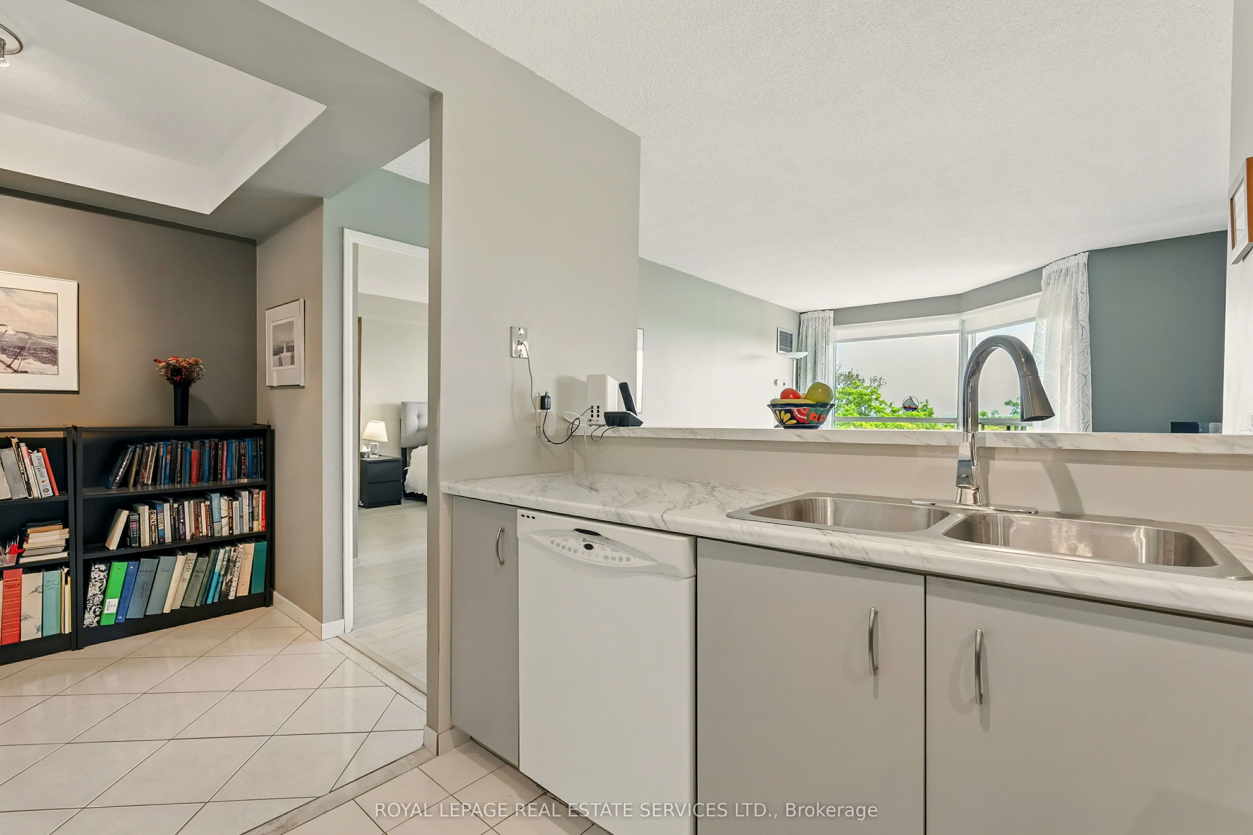 2155 Burnhamthorpe Road W, #902