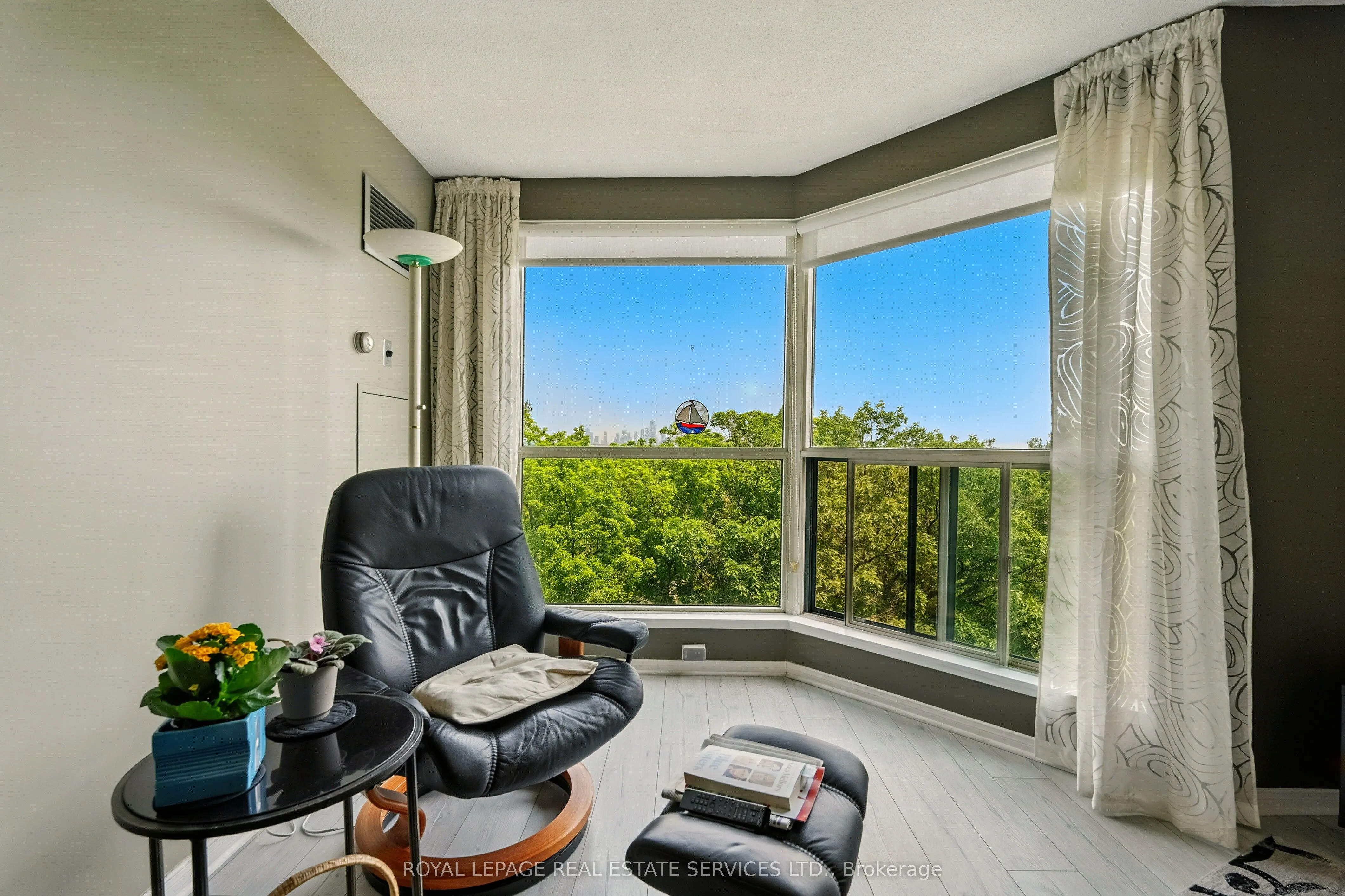 2155 Burnhamthorpe Road W, #902