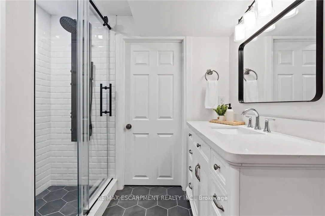 250 LINWOOD Crescent