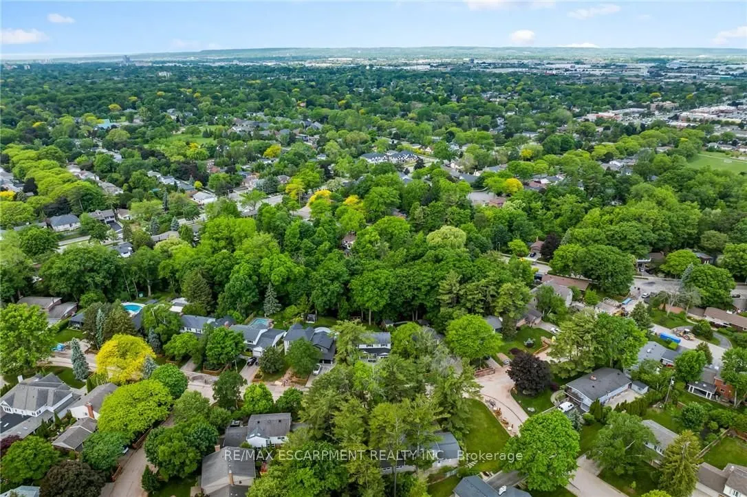 250 LINWOOD Crescent